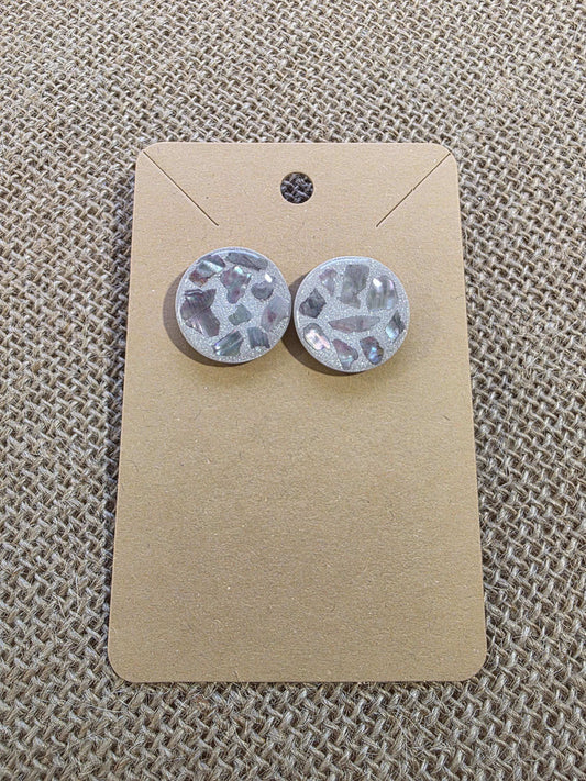 Boucle d'oreille "Éclat de nacre" (argile polymère blanc nacré et morceau de nacre) Collection "Sous l'Océan" été 2025