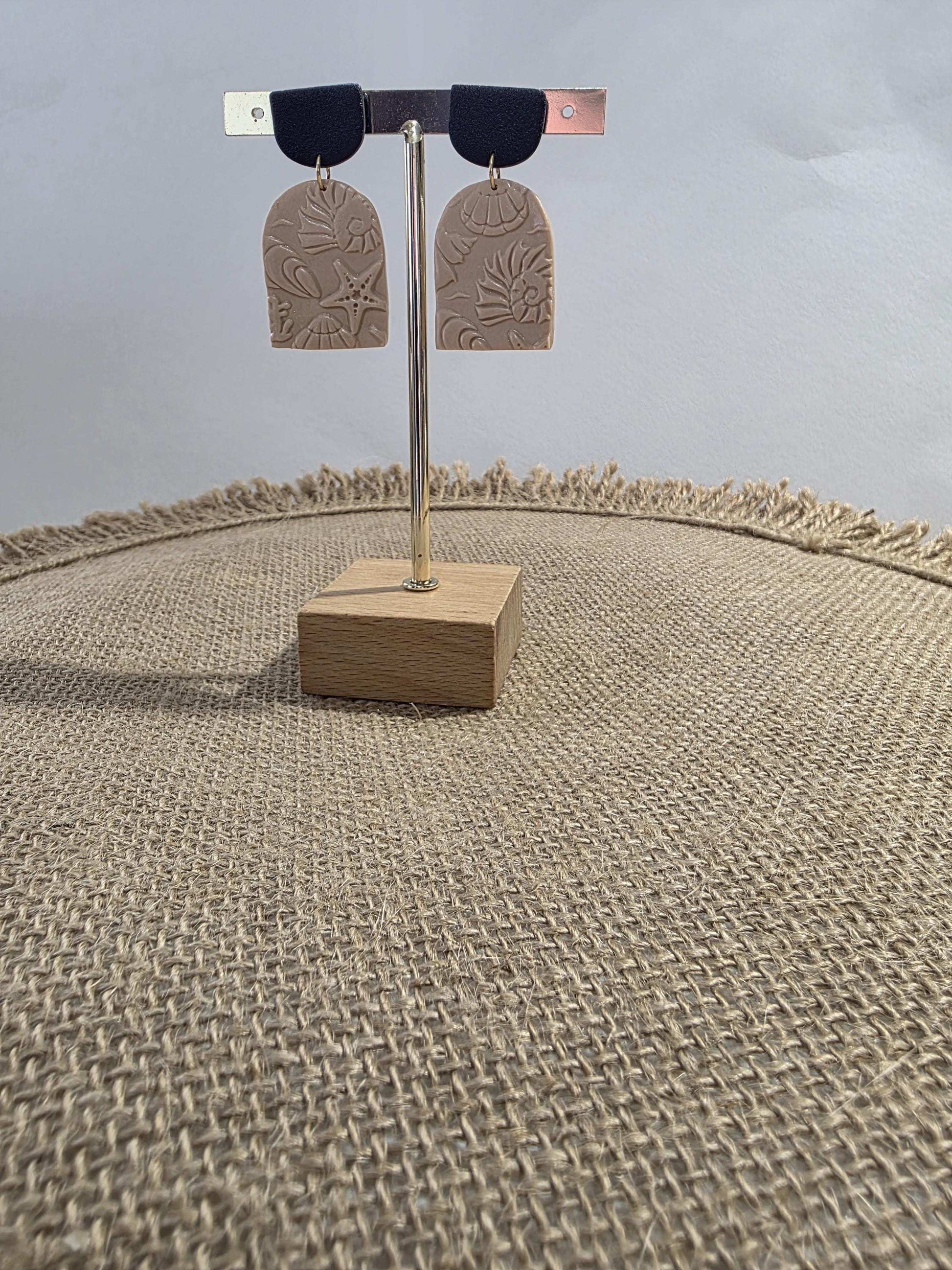 Boucle d'oreille "Empreintes salées" (argile polymère couleur sable et noire aux motifs marins) Collection "Sous l'Océan" été 2025