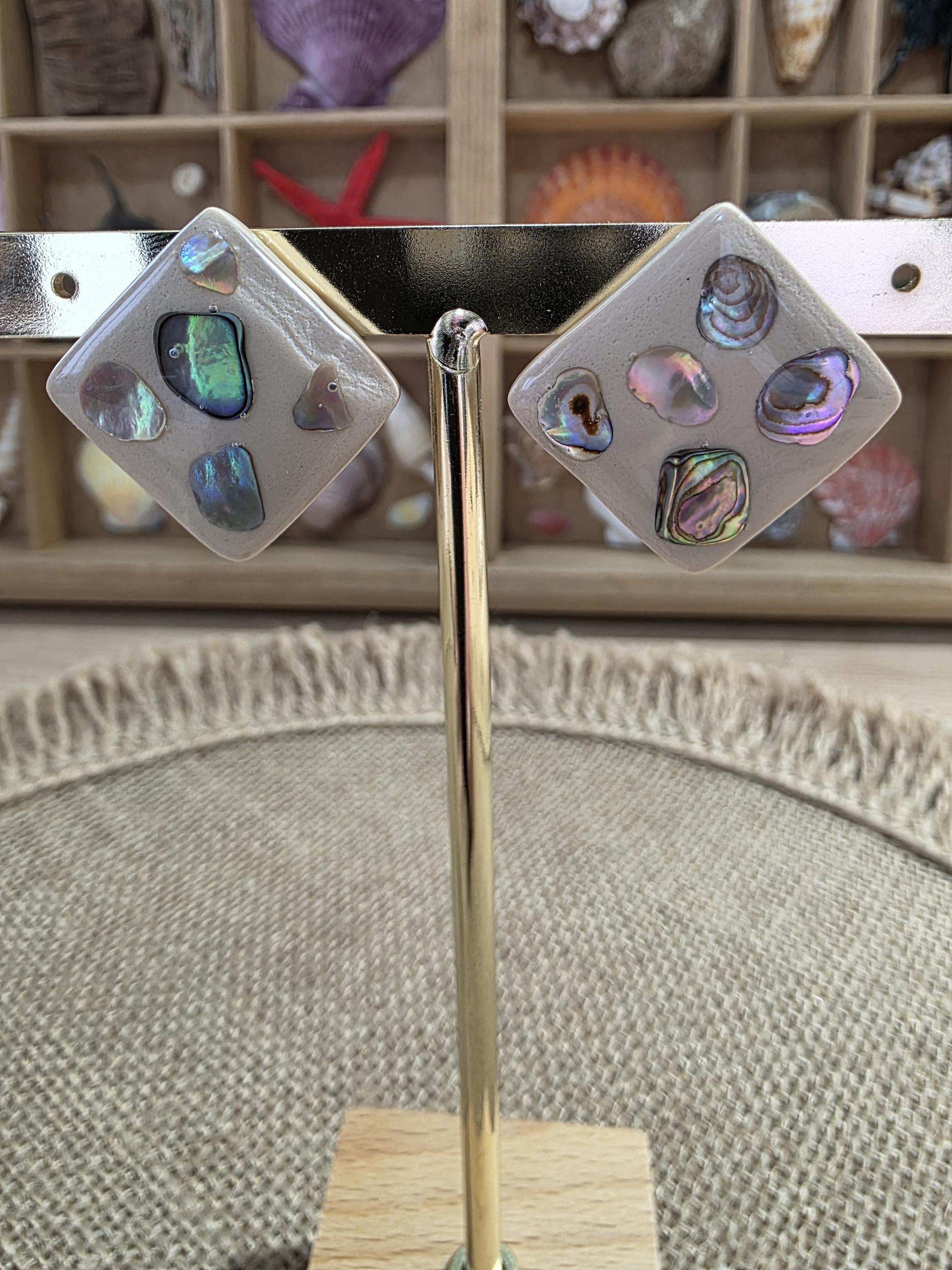 Boucles d'oreilles "Trésors de rivage" (argile polymère couleur sable et morceaux de coquillage nacré) Collection "Sous l'Océan" été 2025