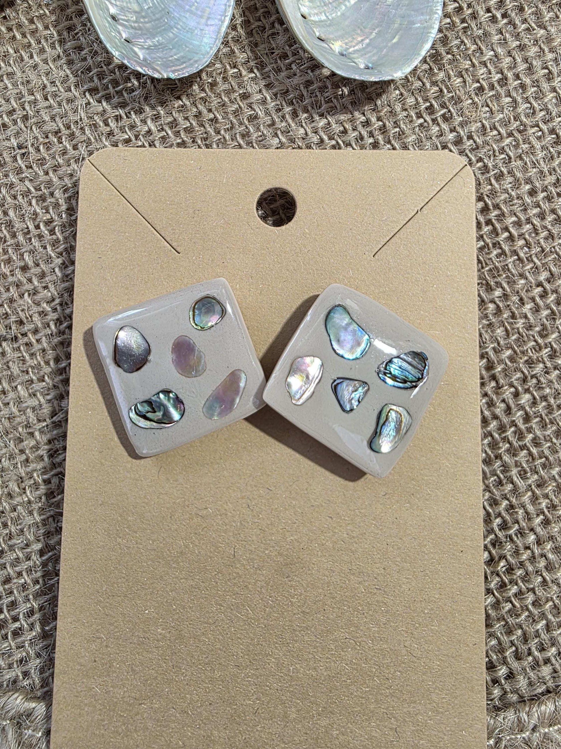 Boucles d'oreilles "Trésors de rivage" (argile polymère couleur sable et morceaux de coquillage nacré) Collection "Sous l'Océan" été 2025