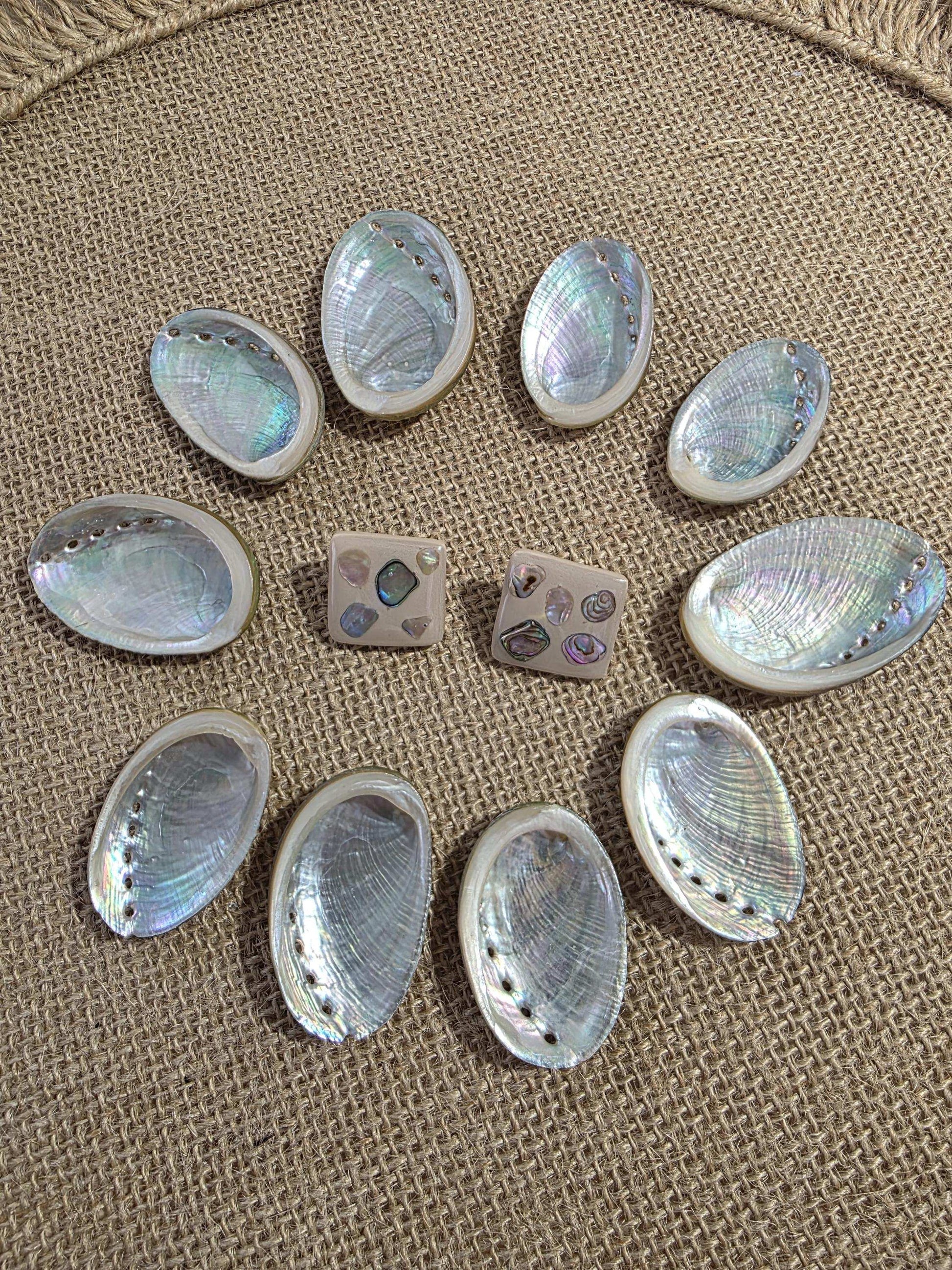 Boucles d'oreilles "Trésors de rivage" (argile polymère couleur sable et morceaux de coquillage nacré) Collection "Sous l'Océan" été 2025