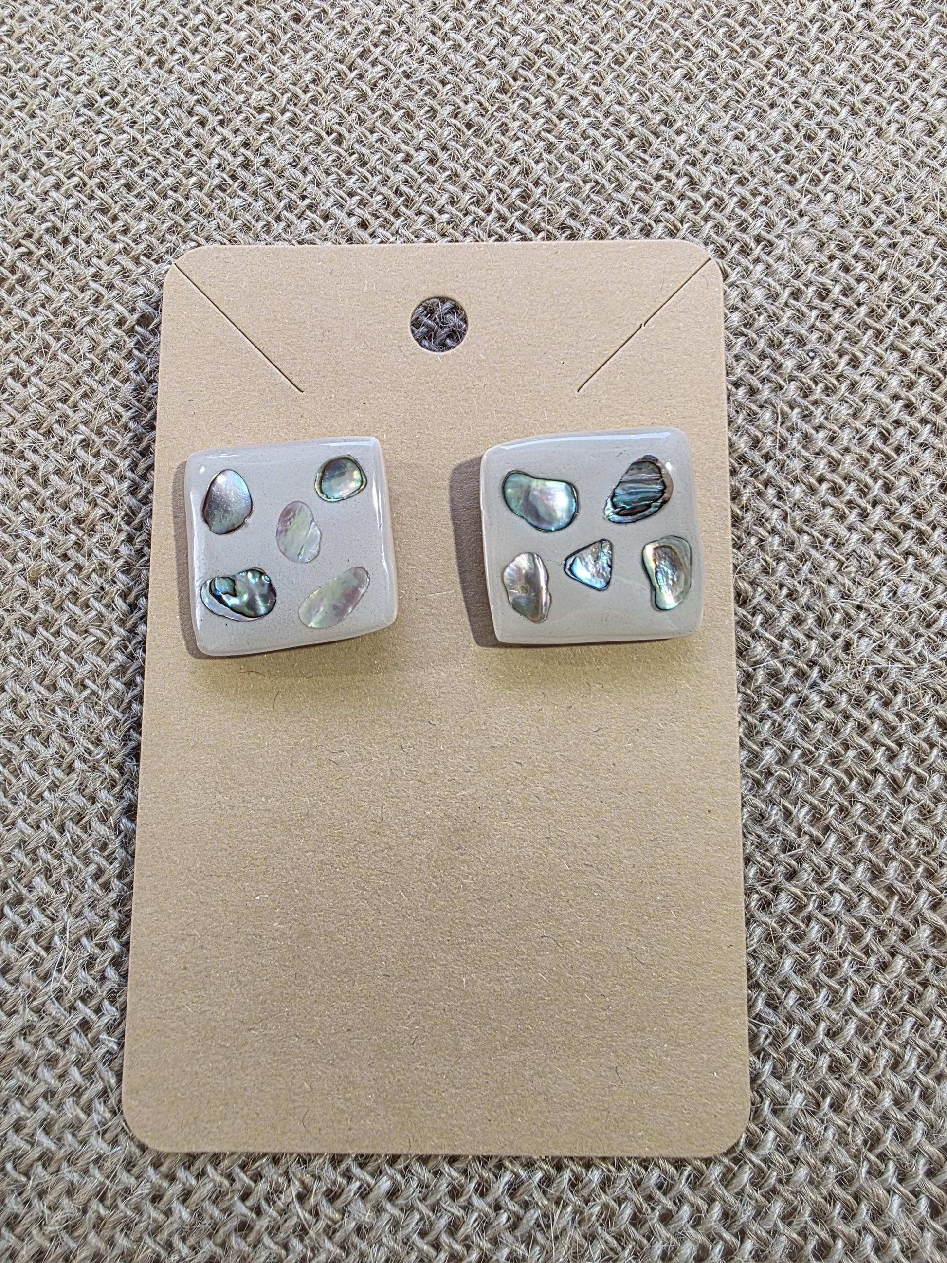 Boucles d'oreilles "Trésors de rivage" (argile polymère couleur sable et morceaux de coquillage nacré) Collection "Sous l'Océan" été 2025