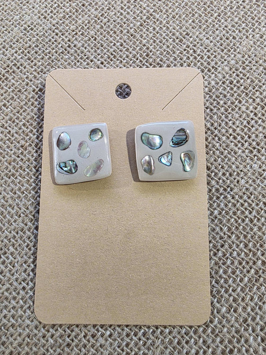 Boucles d'oreilles "Trésors de rivage" (argile polymère couleur sable et morceaux de coquillage nacré) Collection "Sous l'Océan" été 2025