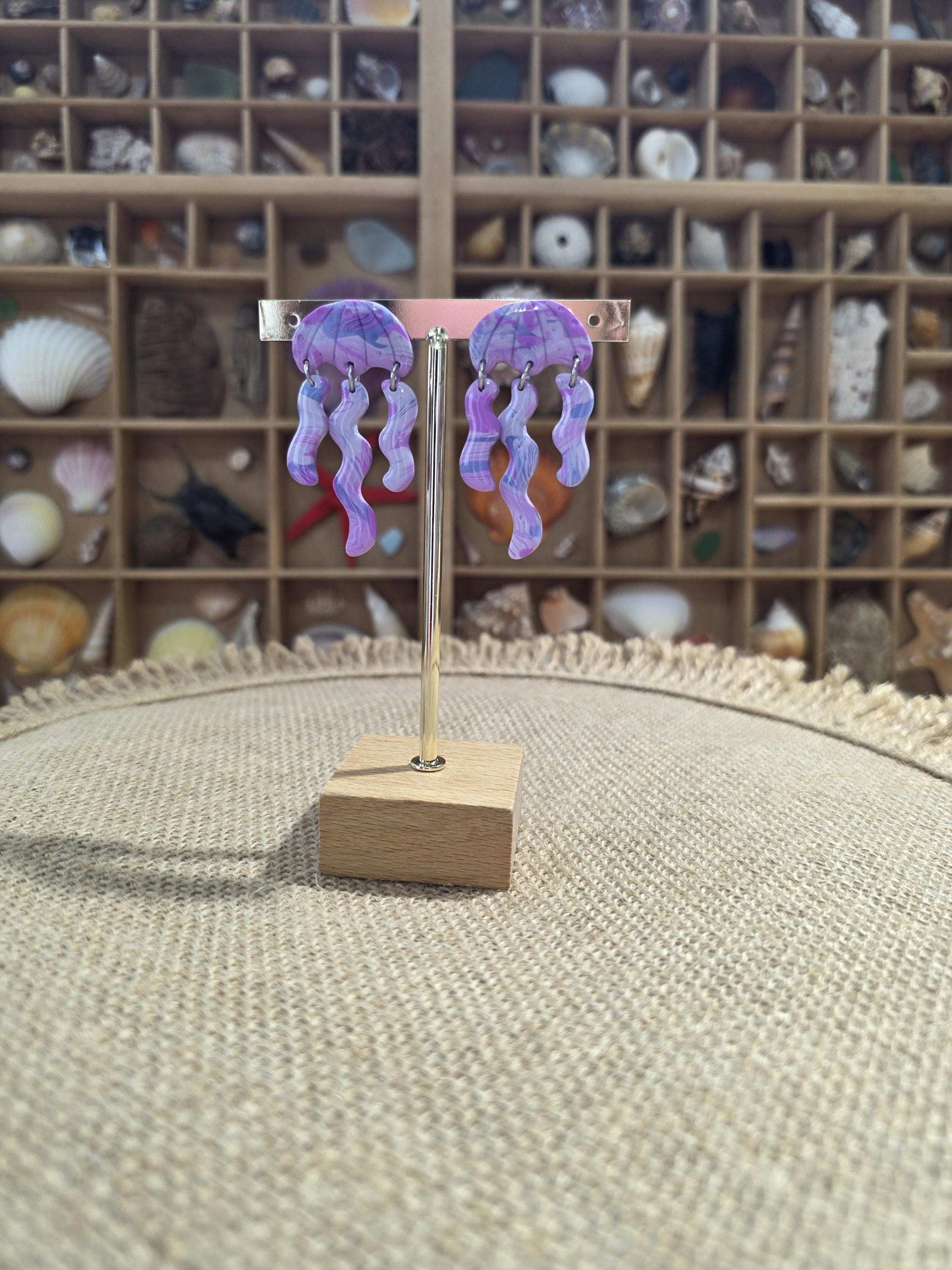 Boucles d'oreilles "Violette des Abysses"(méduse en argile polymère, camaïeu de violet) Collection "Sous l'Océan" été 2025