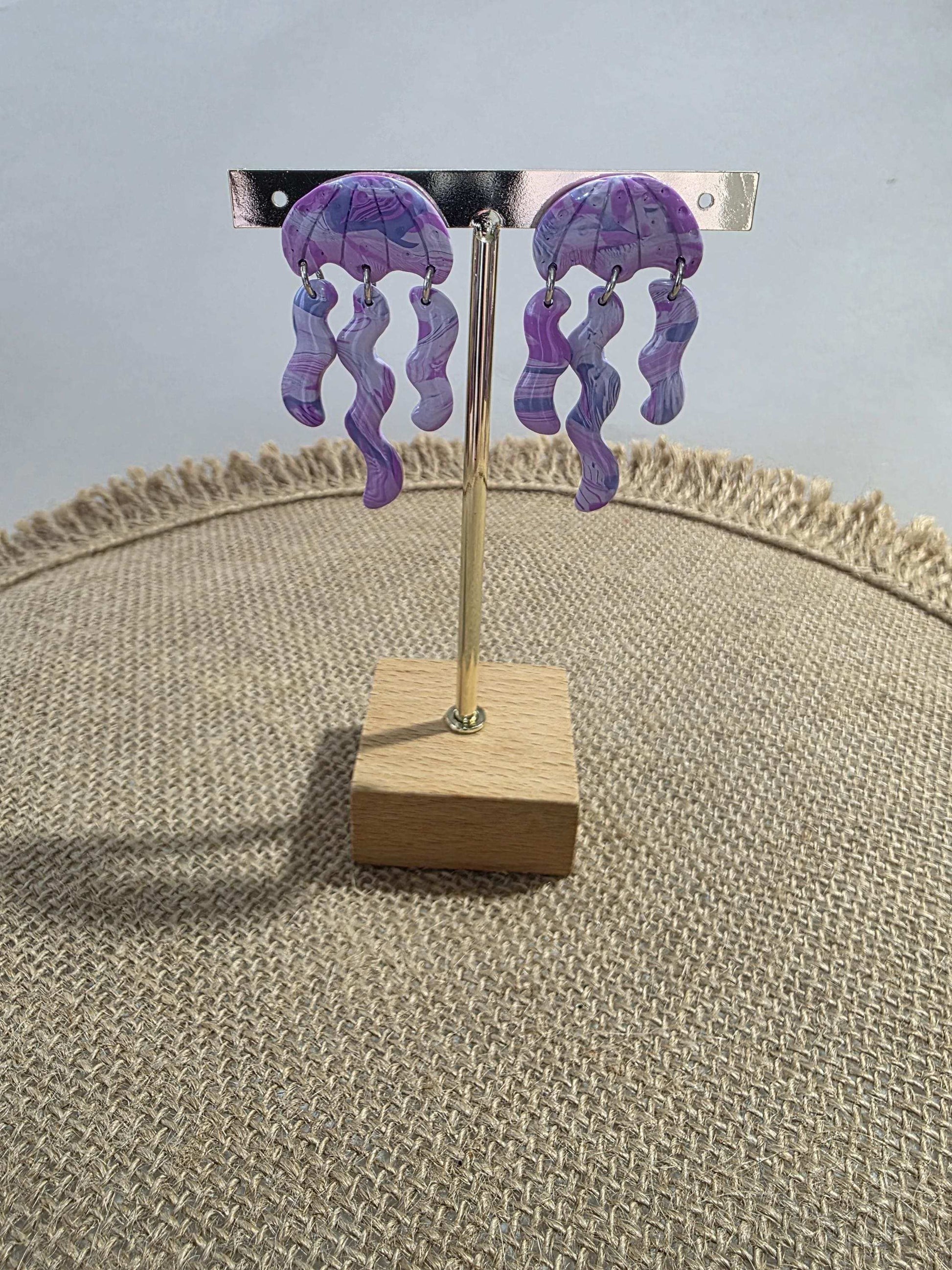 Boucles d'oreilles "Violette des Abysses"(méduse en argile polymère, camaïeu de violet) Collection "Sous l'Océan" été 2025
