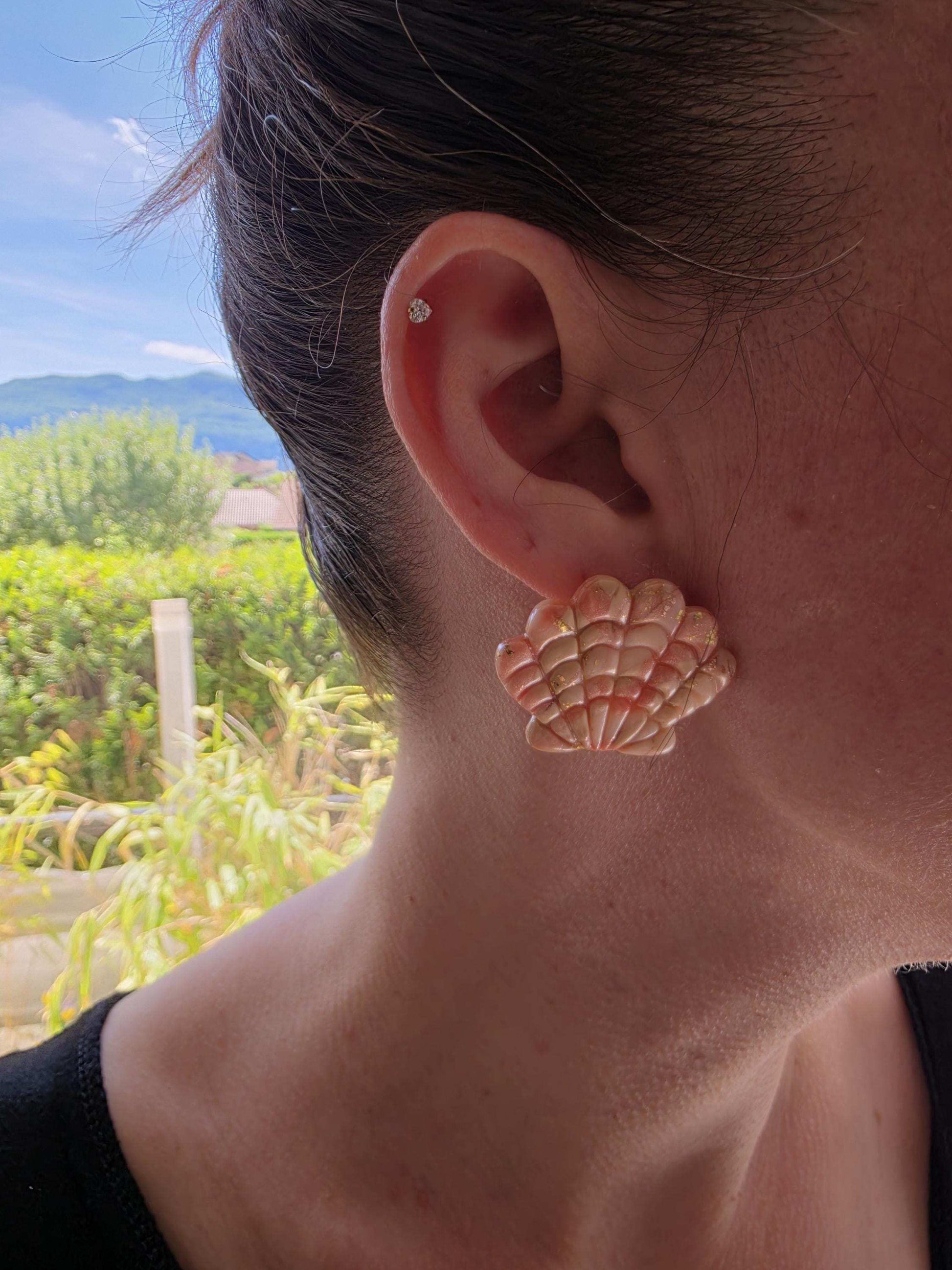 Boucles d'oreilles "Aurore" (forme coquillage aux couleurs corail) Collection "Sous l'Océan" été 2025