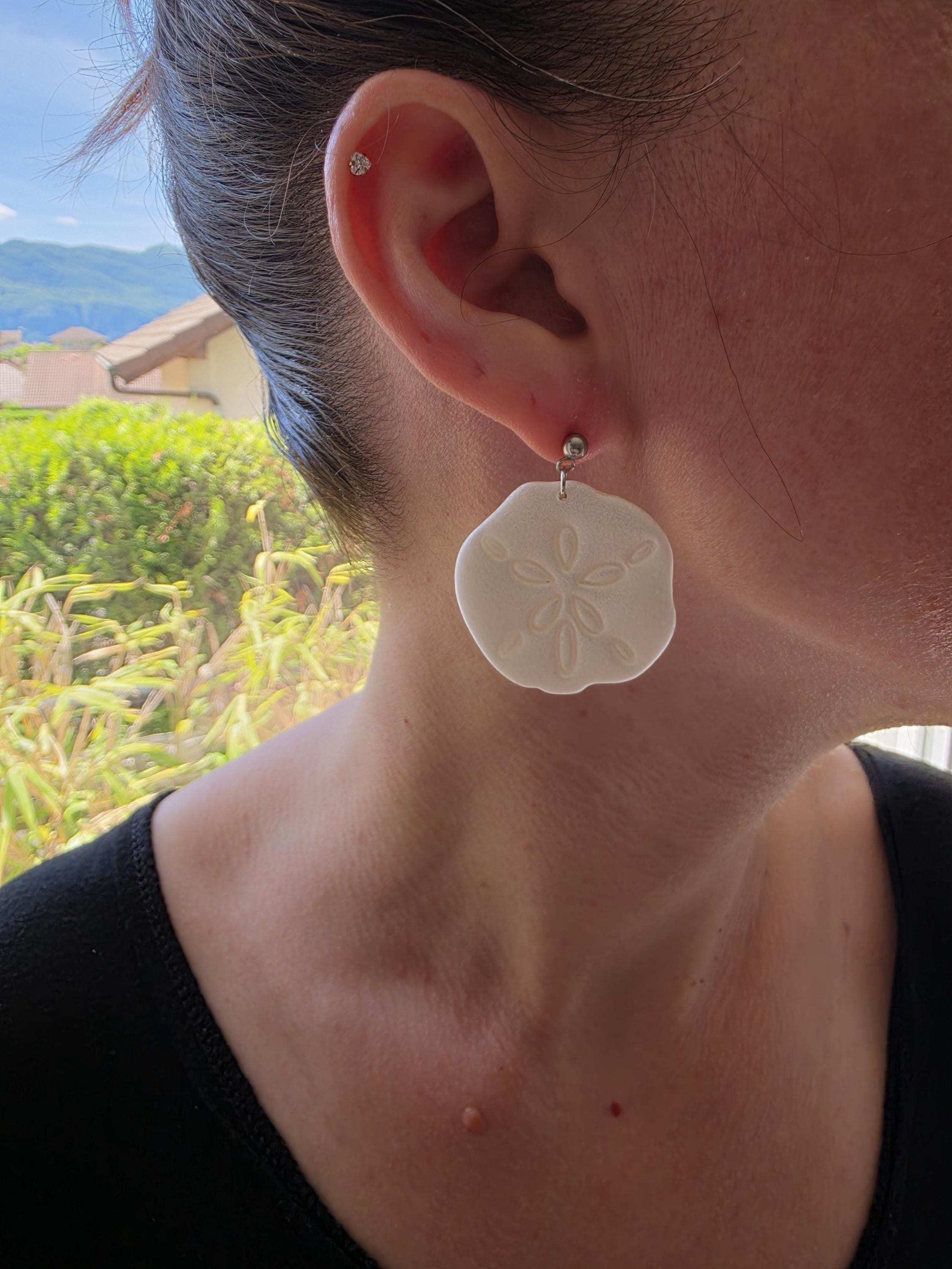Boucle d'oreille "Gardien des Sables" (argile polymère blanc nacré forme de dollar des sables) Collection "Sous l'Océan" été 2025