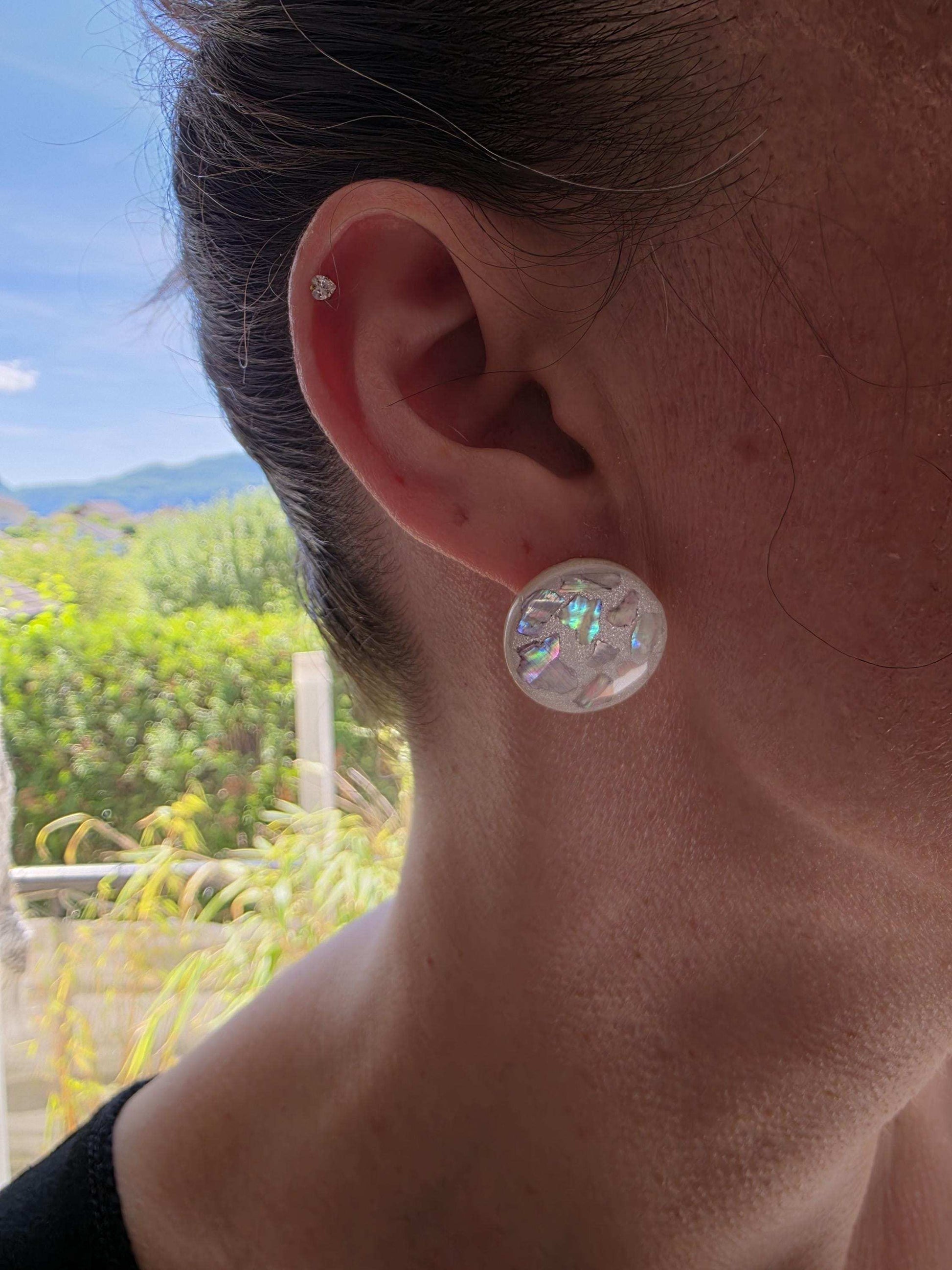 Boucle d'oreille "Éclat de nacre" (argile polymère blanc nacré et morceau de nacre) Collection "Sous l'Océan" été 2025