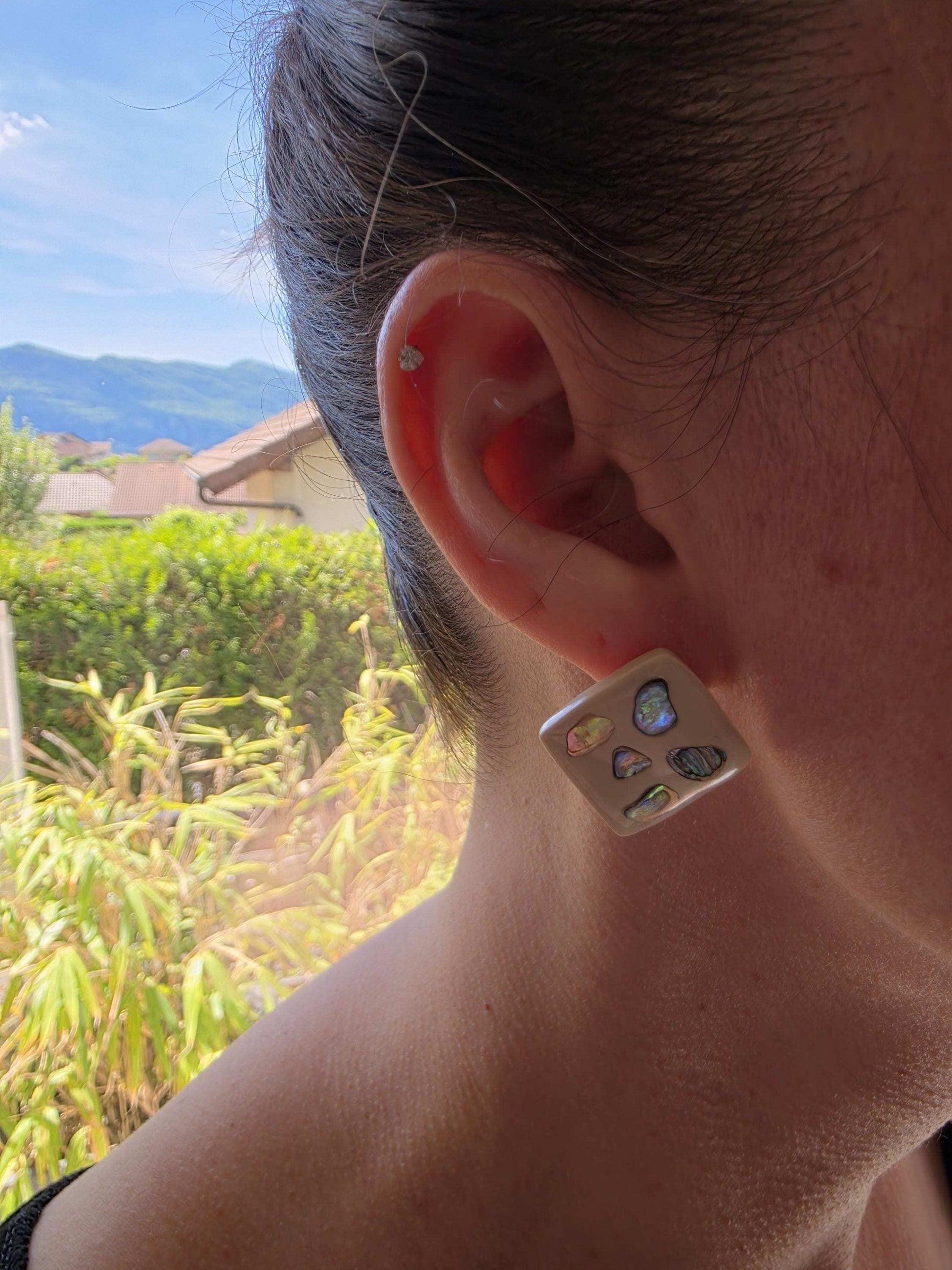 Boucles d'oreilles "Trésors de rivage" (argile polymère couleur sable et morceaux de coquillage nacré) Collection "Sous l'Océan" été 2025