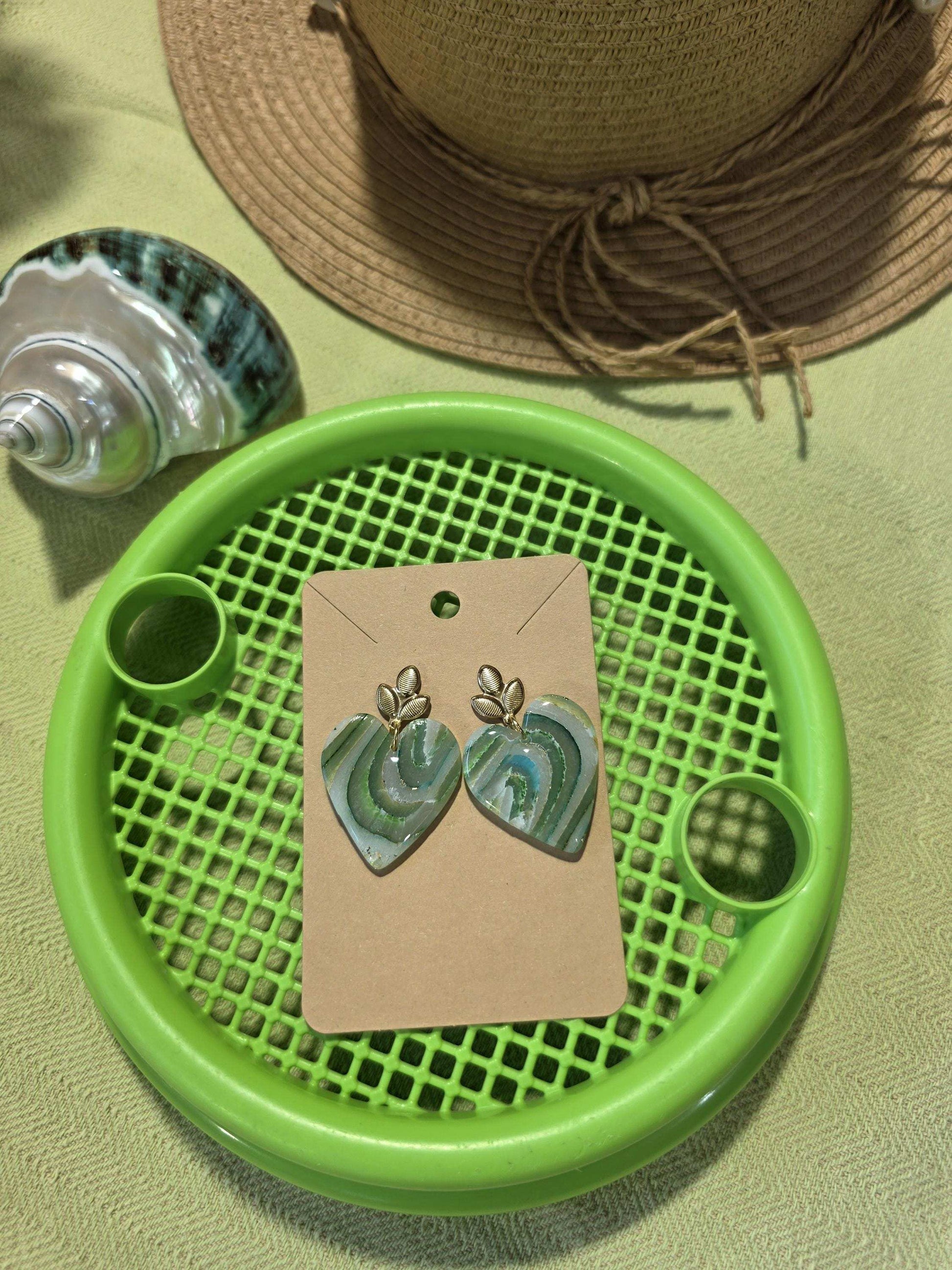 En vacances avec boucles d'oreilles en argile polymère "Pierres d'Eau" modèle Valentine - collection été 2025