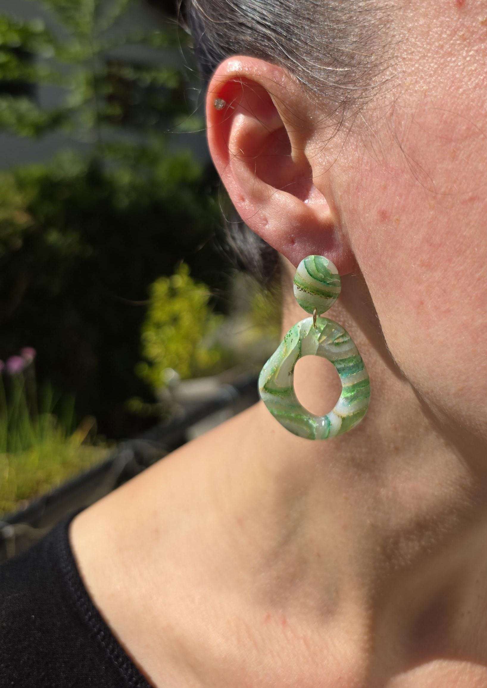 Boucles d'oreilles en argile polymère "Pierres d'Eau" modèle Ondine, portée sur modèle - collection été 2025