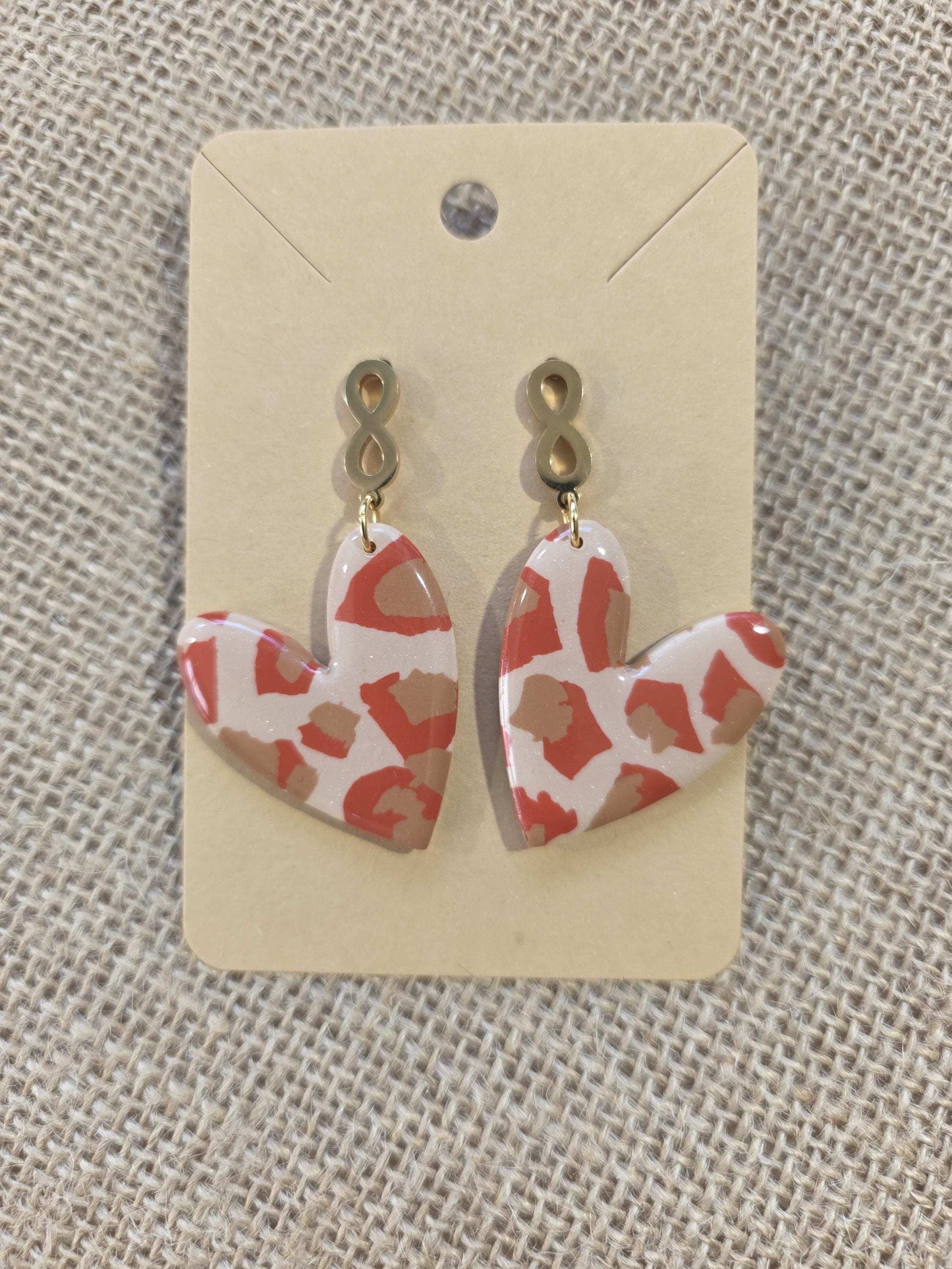 En vacances avec mes boucles d'oreilles en argile polymÚre Valentine "Safari Chic" - Collection "Un amour d'été" - été 2025