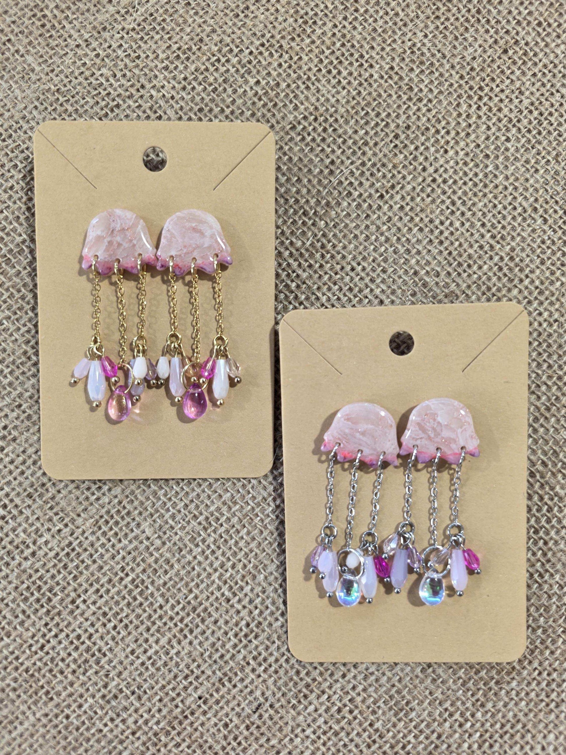 Boucle d'oreille Mélusine (méduse argile polymère transparente rose) Collection "Sous l'Océan" été 2025