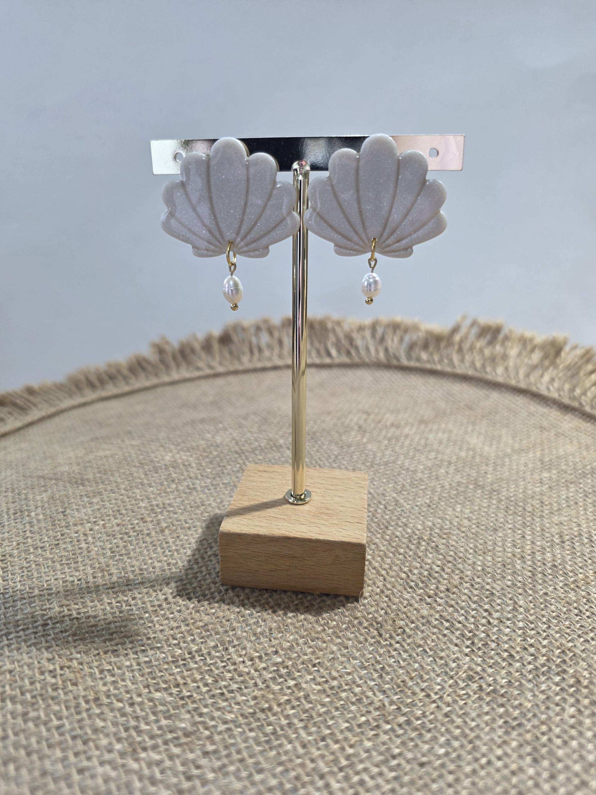 Boucle d'oreille "Ariel" (argile polymère blanc nacré et perle) Collection "Sous l'Océan" été 2025