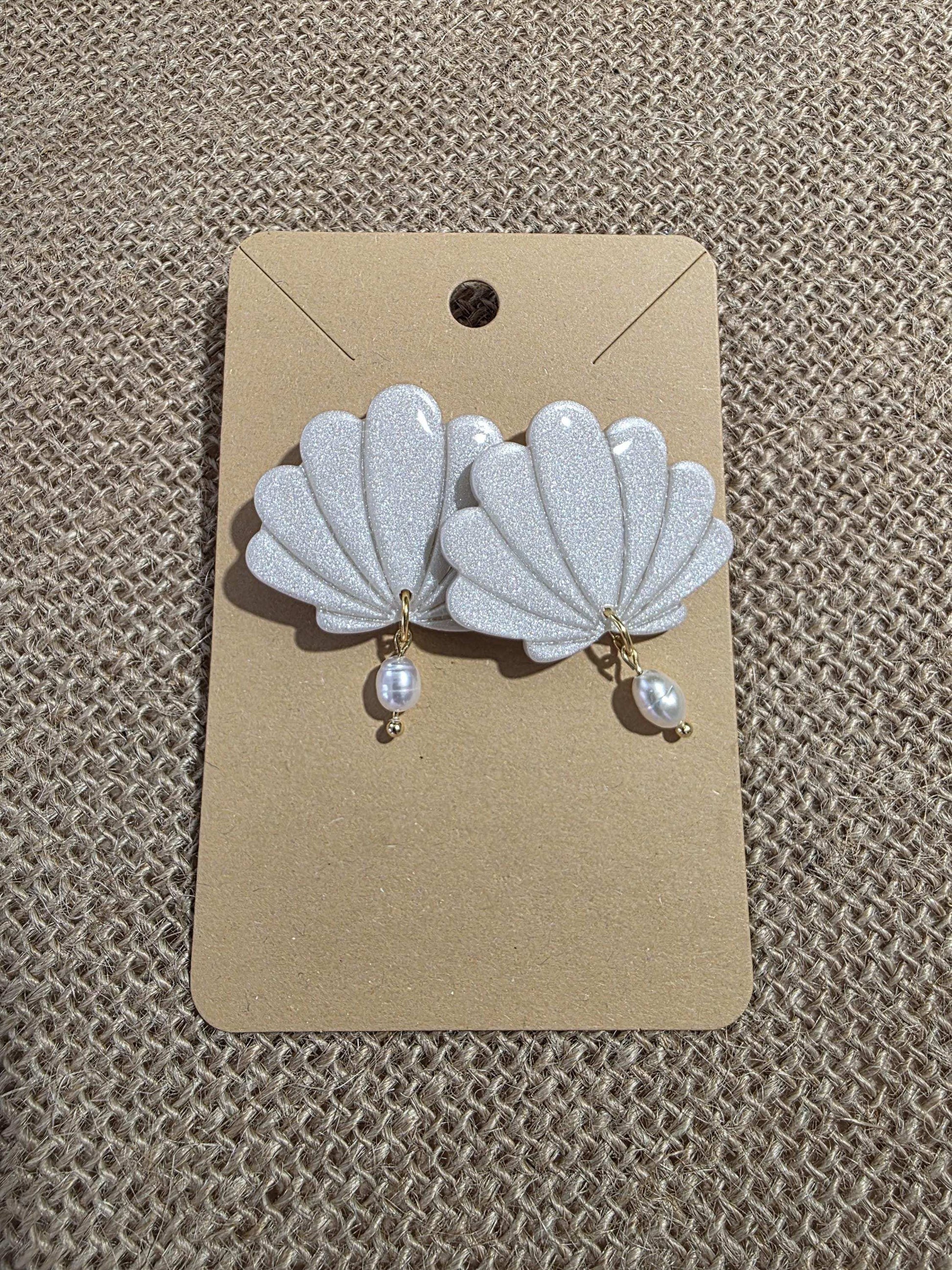 Boucle d'oreille "Ariel" (argile polymère blanc nacré et perle) Collection "Sous l'Océan" été 2025