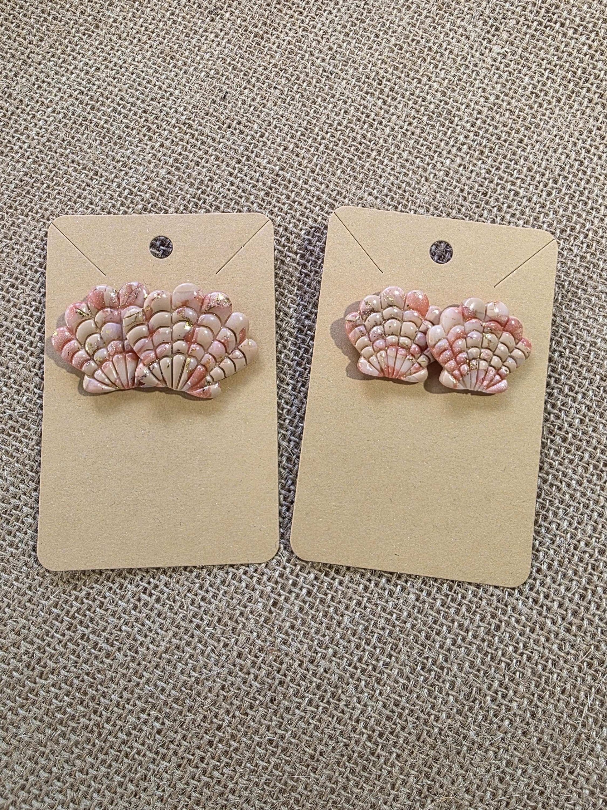 Boucles d'oreilles "Aurore" (forme coquillage aux couleurs corail) Collection "Sous l'Océan" été 2025