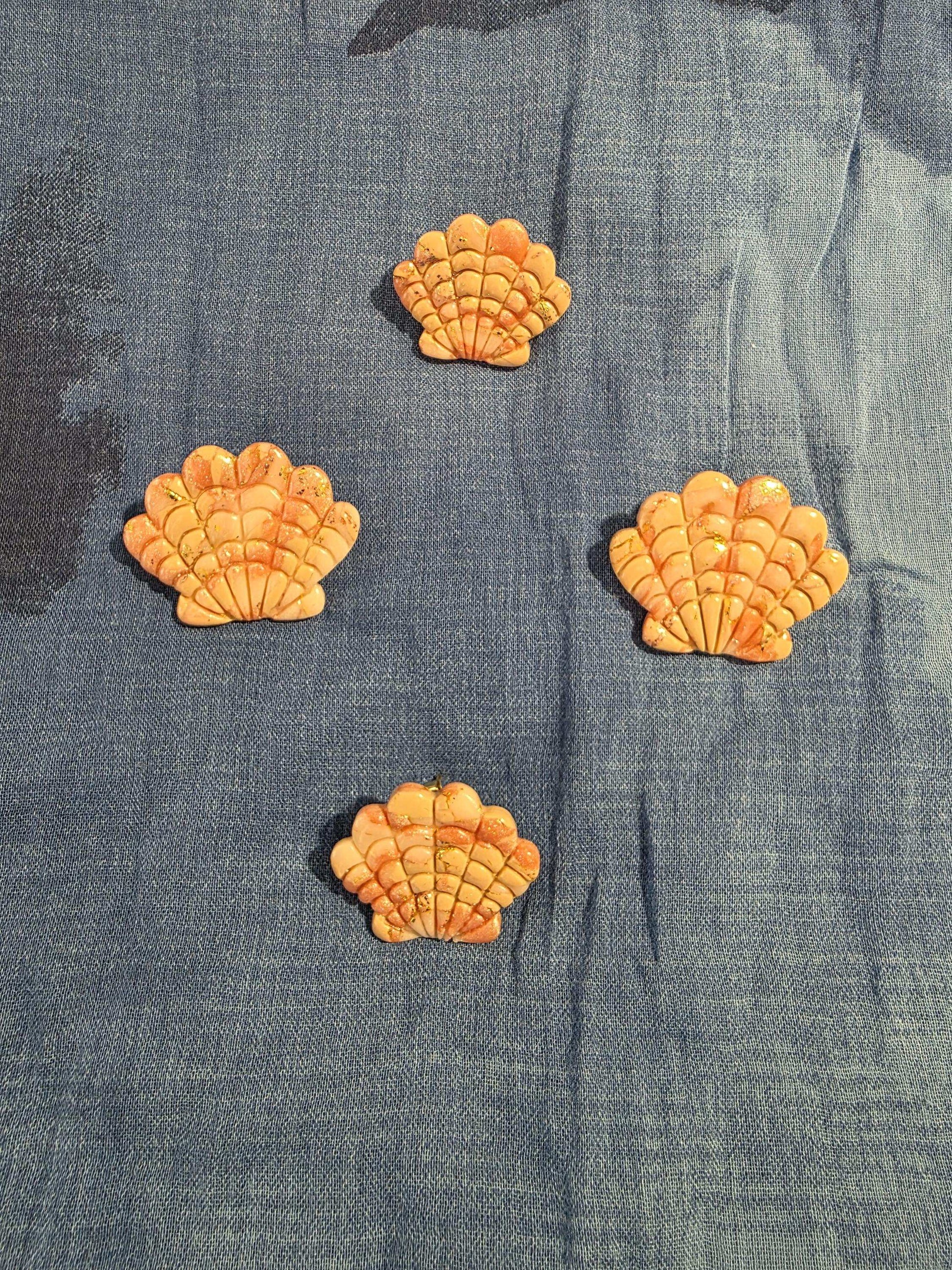 Boucles d'oreilles "Aurore" (forme coquillage aux couleurs corail) Collection "Sous l'Océan" été 2025