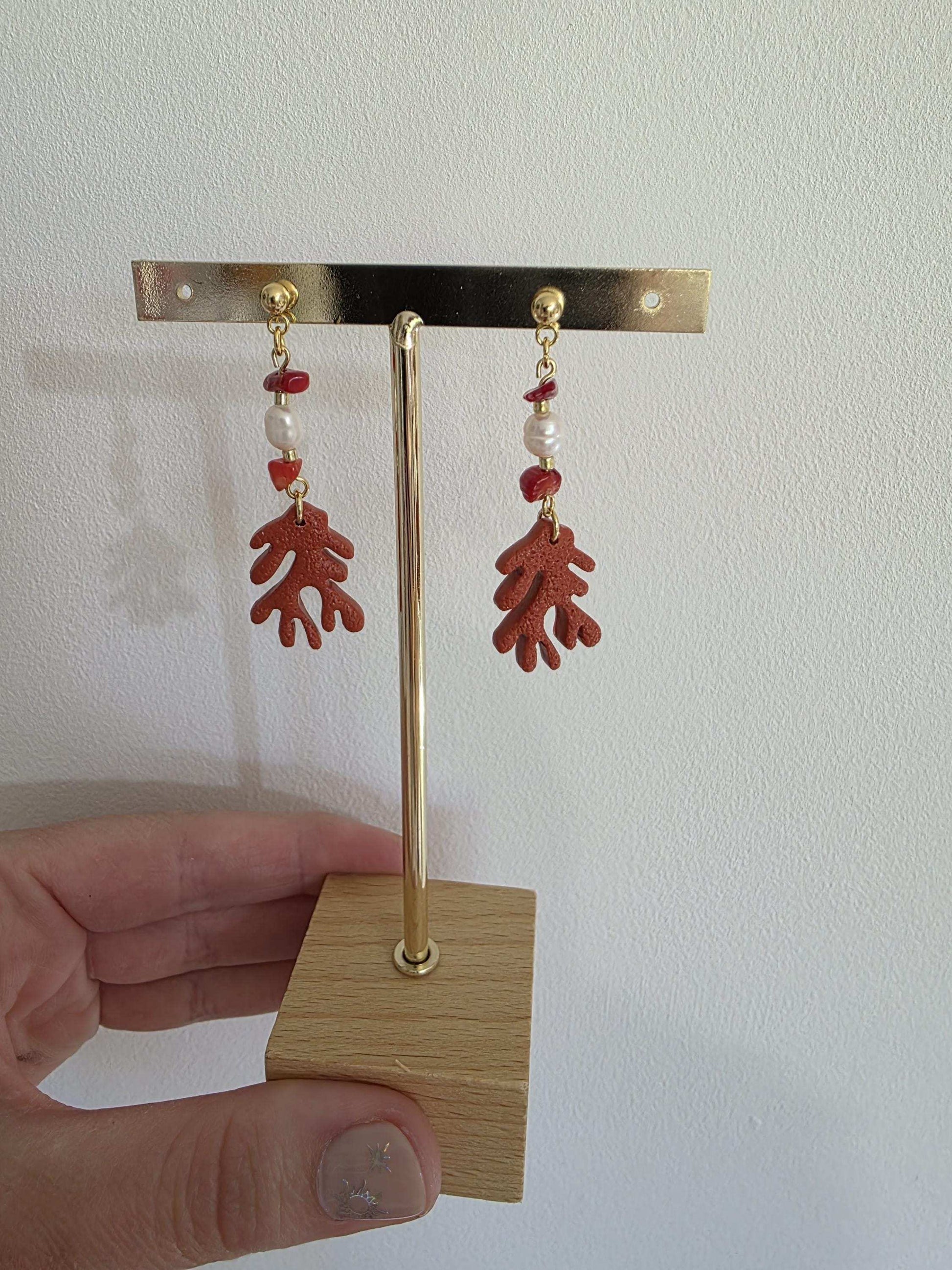 Boucles d'oreilles Corallina (forme corail rouge et perle blanche) Collection "Sous l'Océan" été 2025