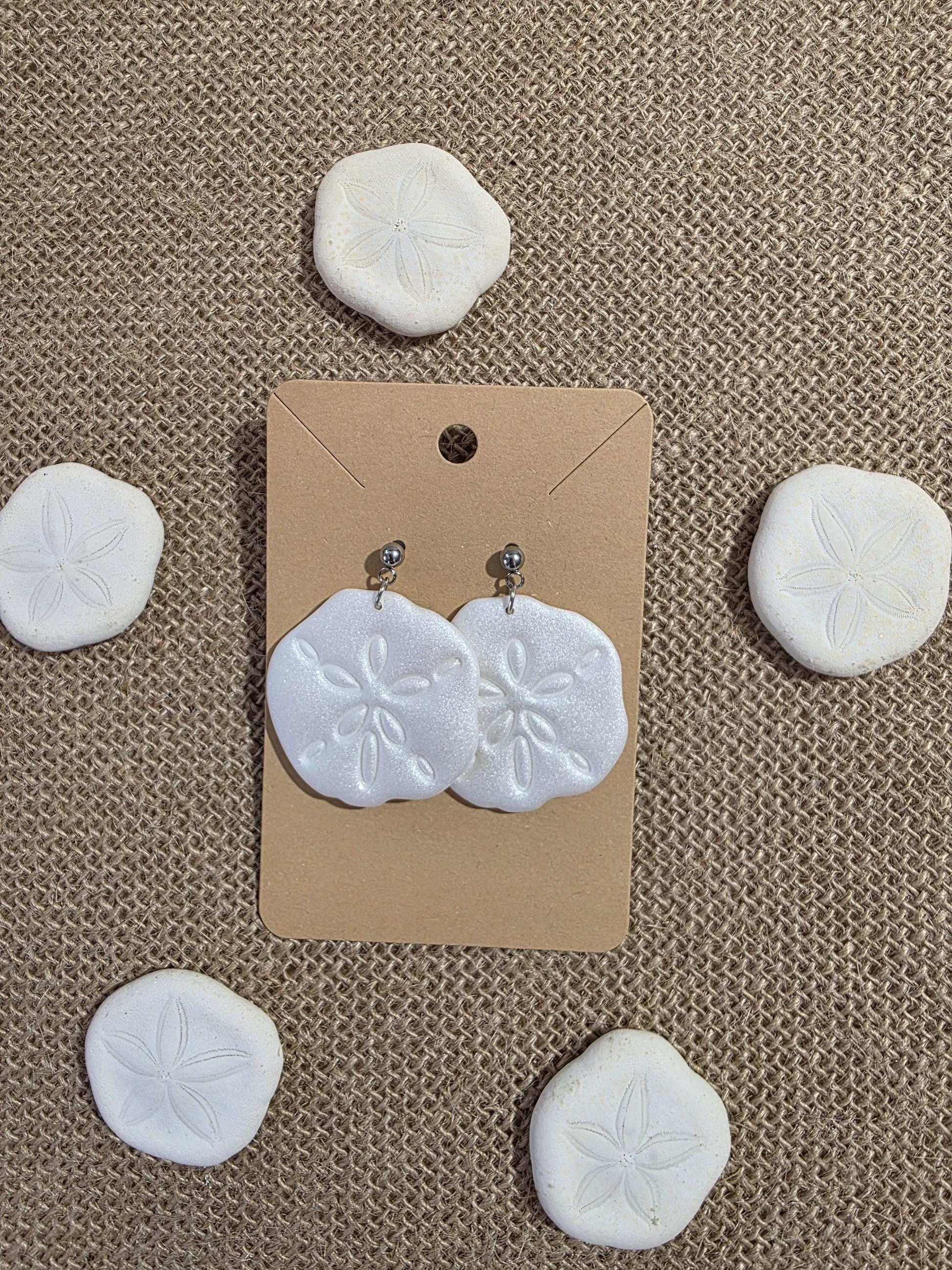 Boucle d'oreille "Gardien des Sables" (argile polymère blanc nacré forme de dollar des sables) Collection "Sous l'Océan" été 2025