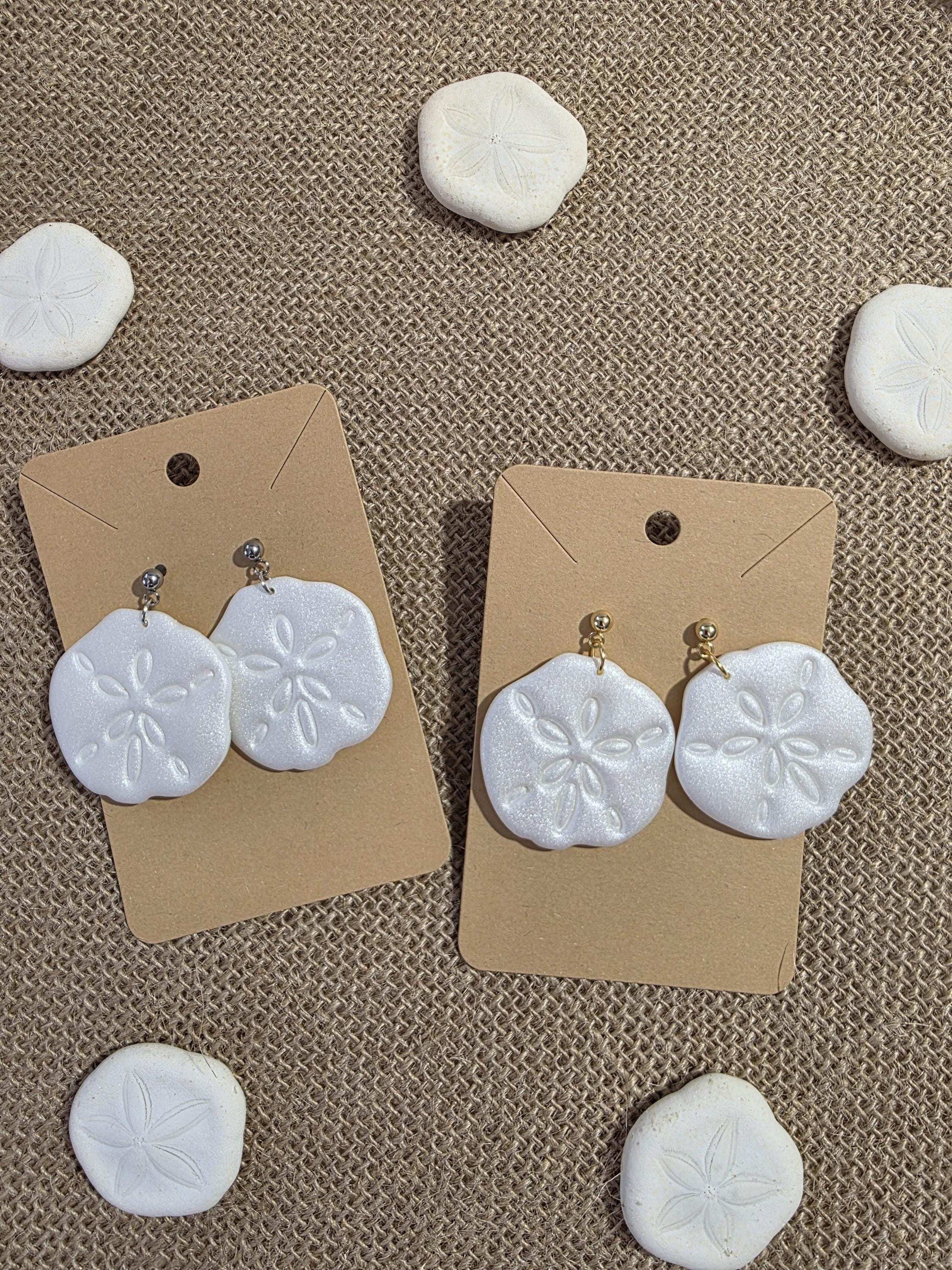 Boucle d'oreille "Gardien des Sables" (argile polymère blanc nacré forme de dollar des sables) Collection "Sous l'Océan" été 2025