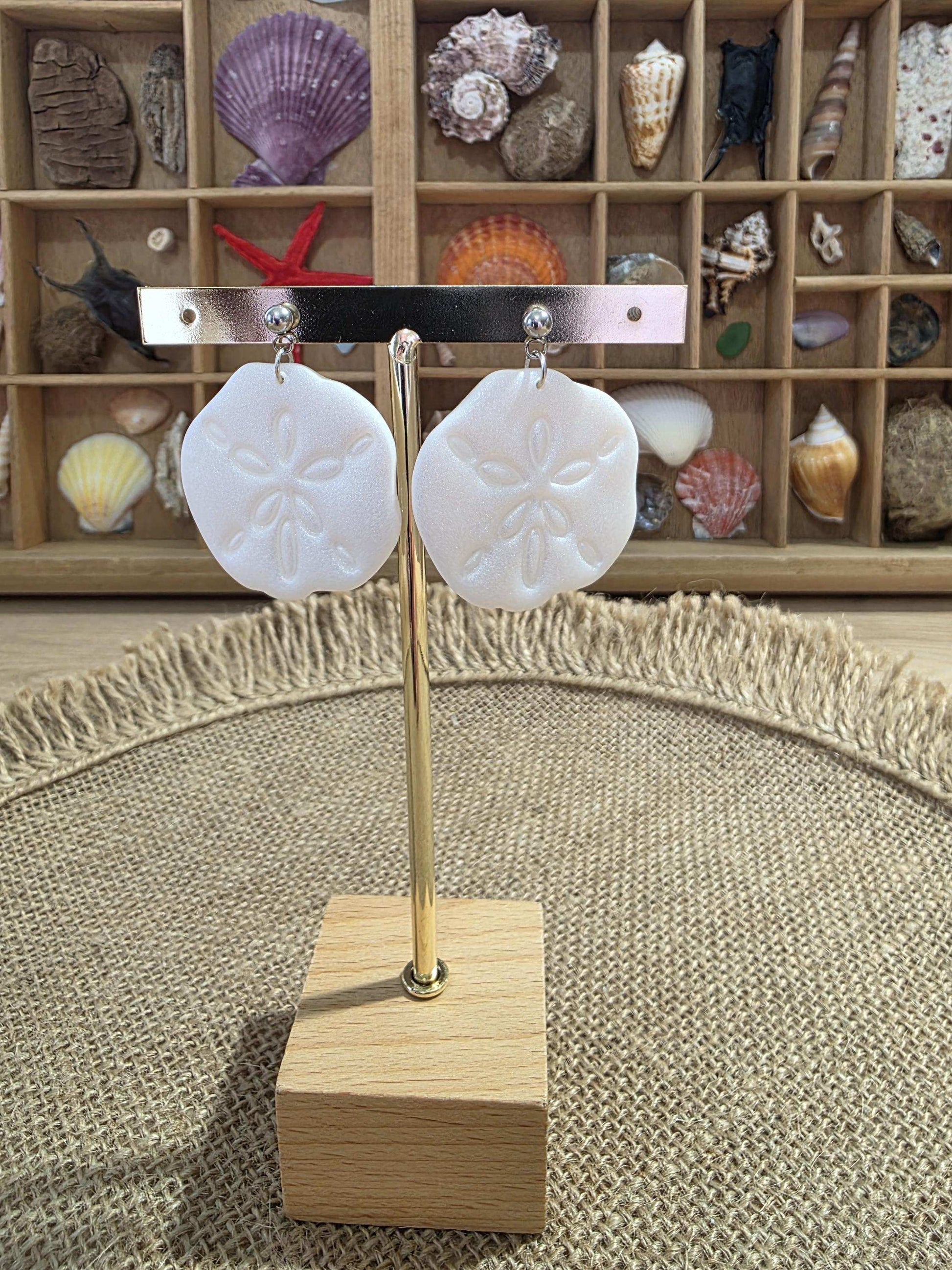 Boucle d'oreille "Gardien des Sables" (argile polymère blanc nacré forme de dollar des sables) Collection "Sous l'Océan" été 2025