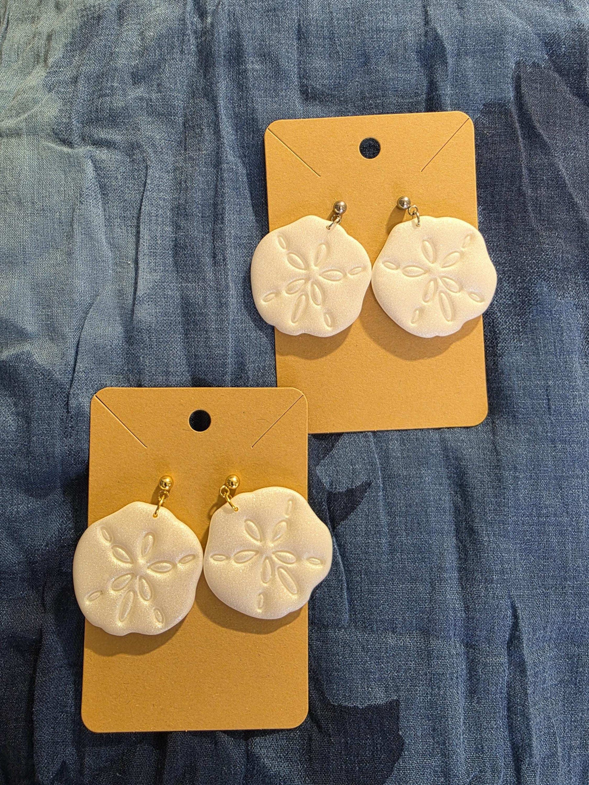 Boucle d'oreille "Gardien des Sables" (argile polymère blanc nacré forme de dollar des sables) Collection "Sous l'Océan" été 2025