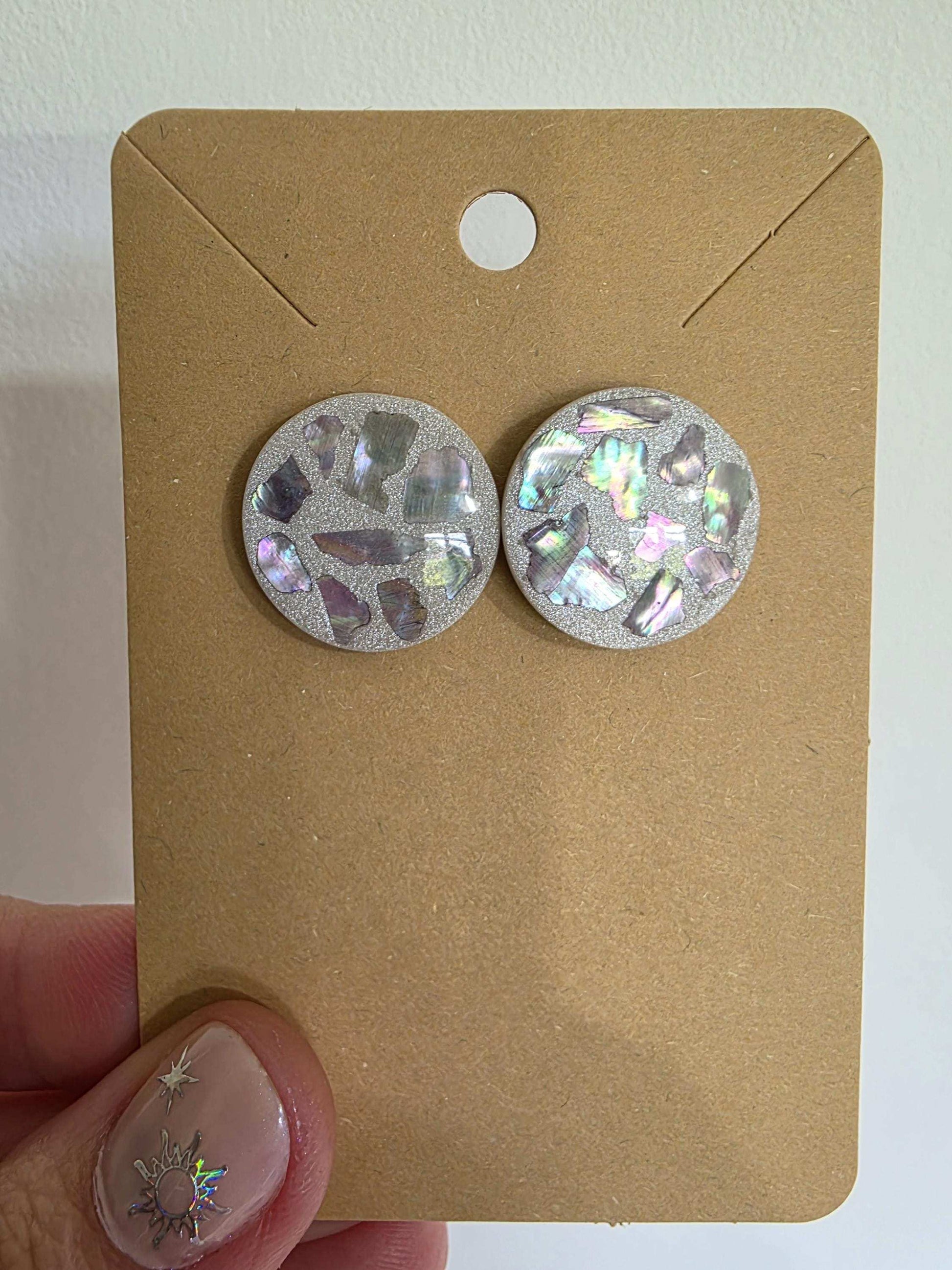 Boucle d'oreille "Éclat de nacre" (argile polymère blanc nacré et morceau de nacre) Collection "Sous l'Océan" été 2025