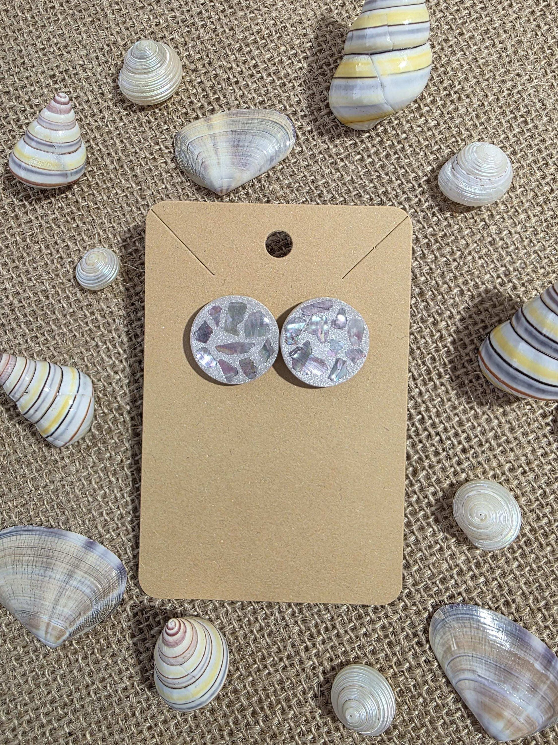 Boucle d'oreille "Éclat de nacre" (argile polymère blanc nacré et morceau de nacre) Collection "Sous l'Océan" été 2025