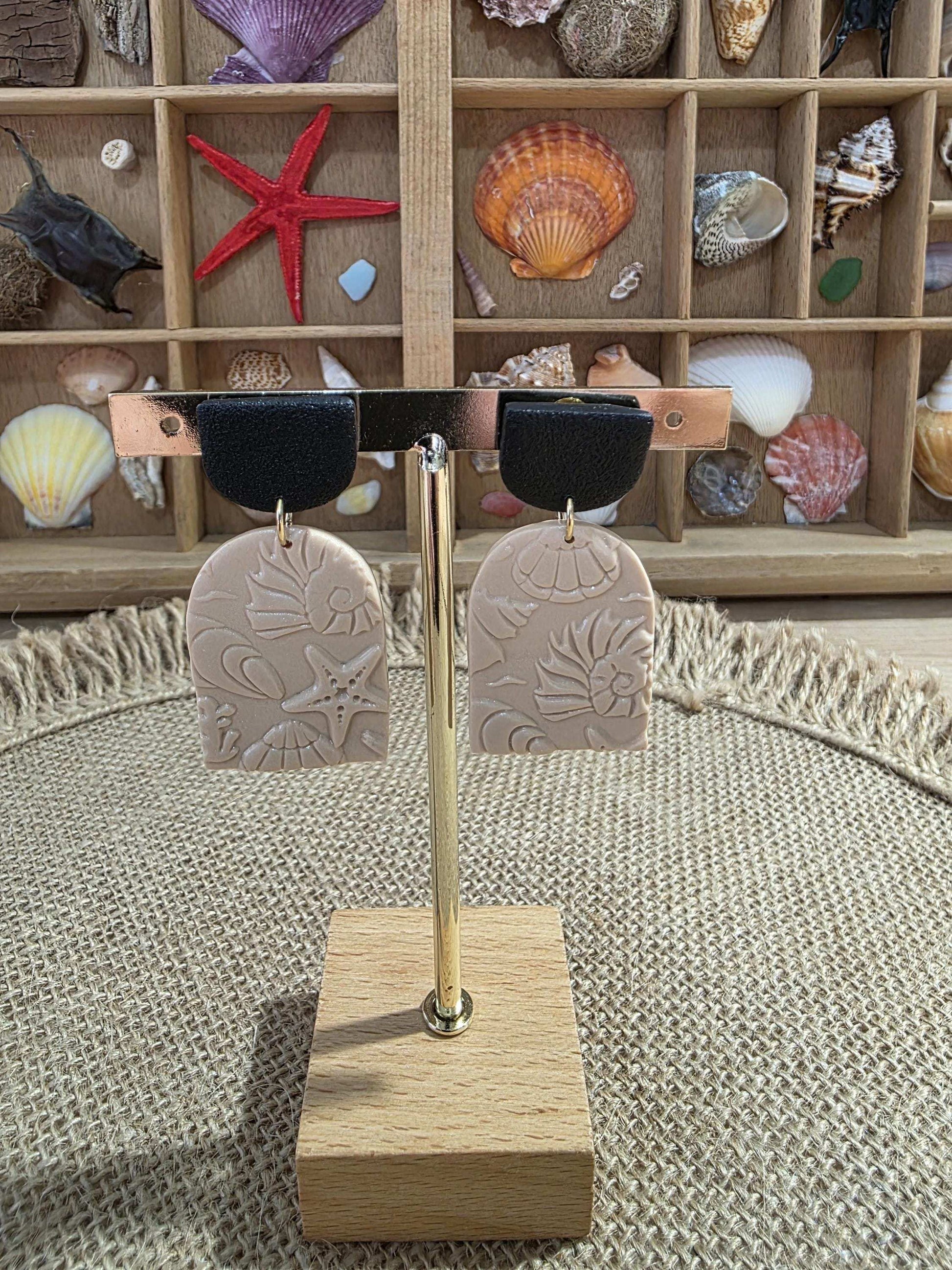 Boucle d'oreille "Empreintes salées" (argile polymère couleur sable et noire aux motifs marins) Collection "Sous l'Océan" été 2025