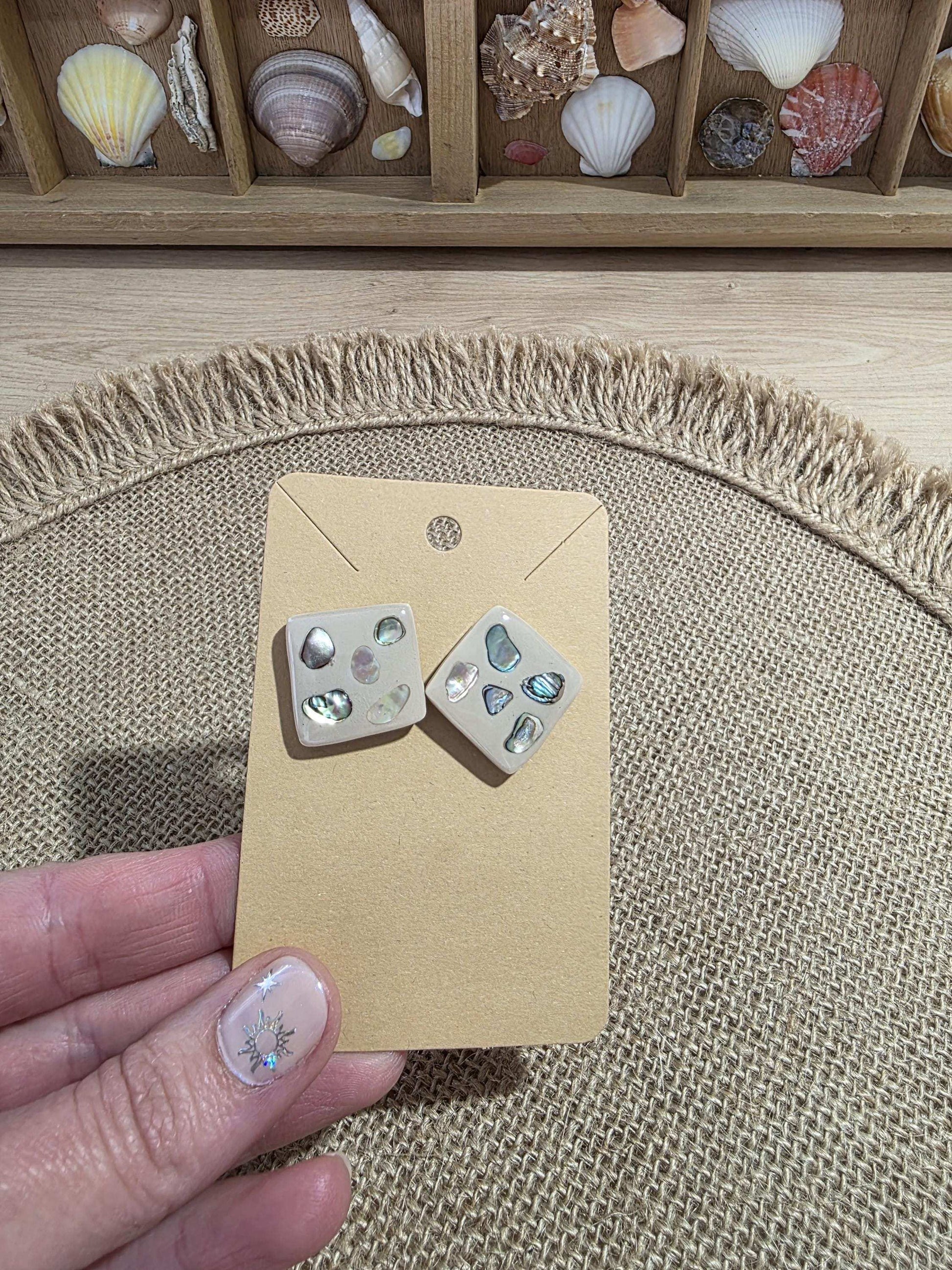 Boucles d'oreilles "Trésors de rivage" (argile polymère couleur sable et morceaux de coquillage nacré) Collection "Sous l'Océan" été 2025