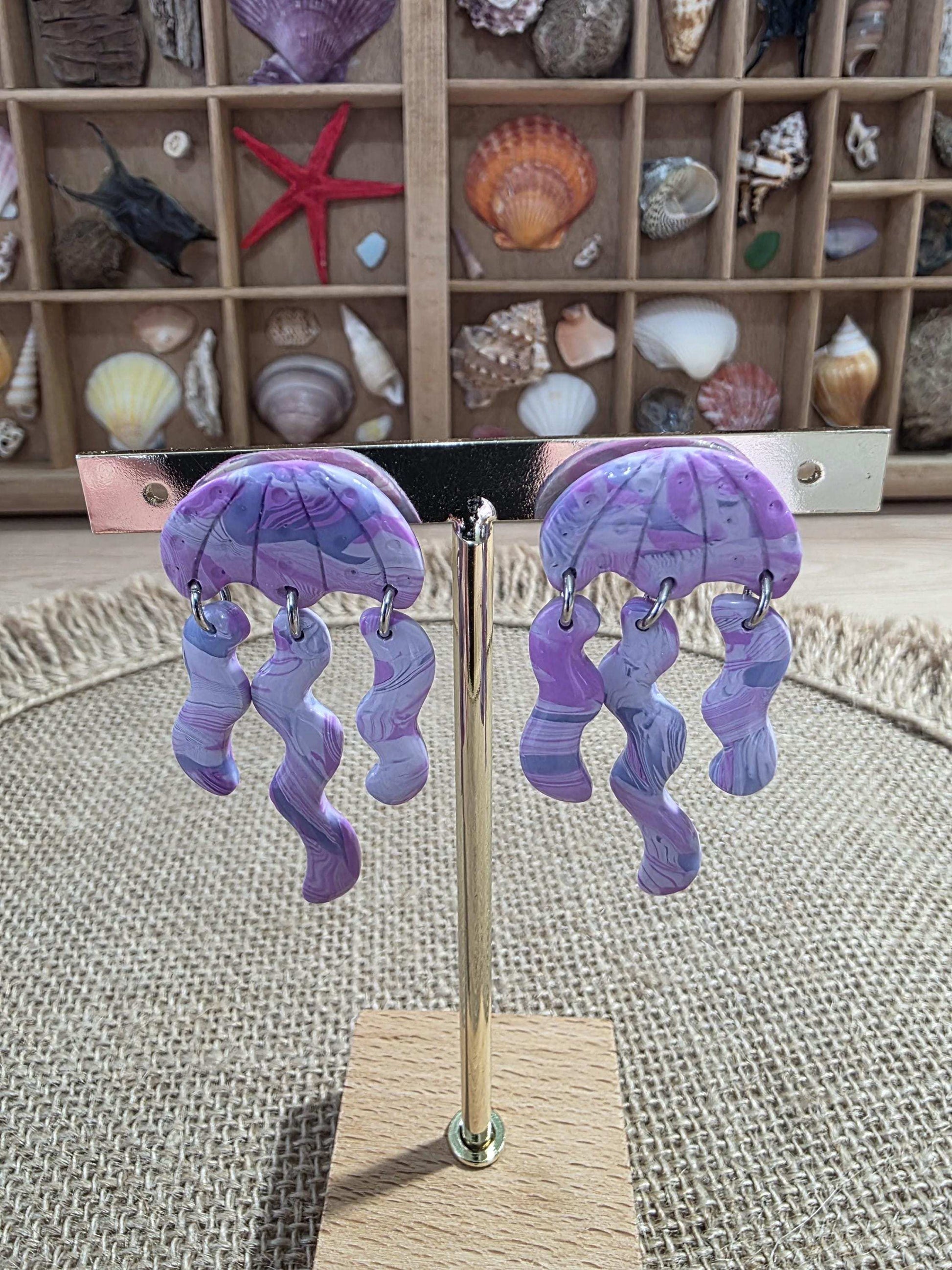 Boucles d'oreilles "Violette des Abysses"(méduse en argile polymère, camaïeu de violet) Collection "Sous l'Océan" été 2025