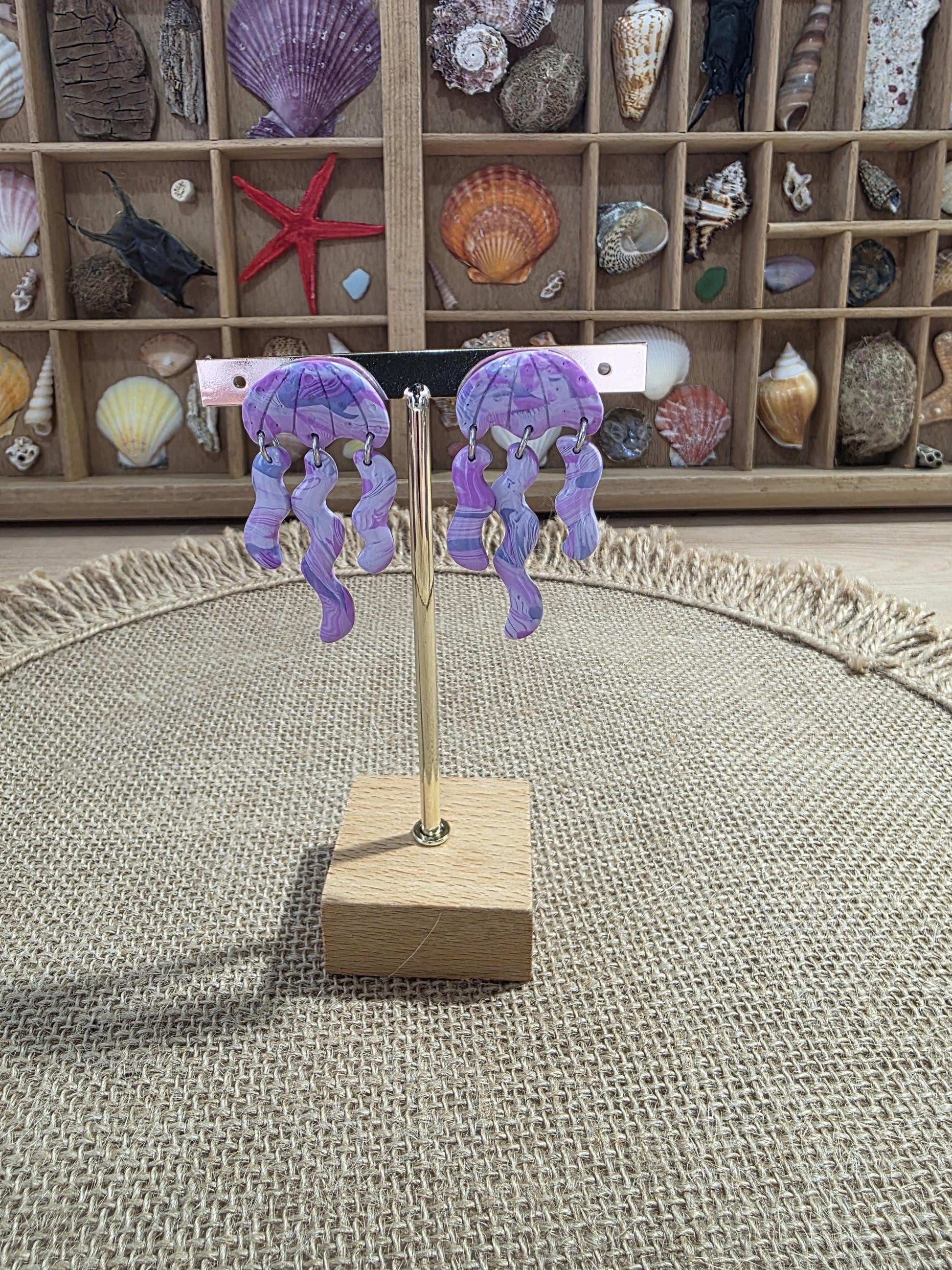 Boucles d'oreilles "Violette des Abysses"(méduse en argile polymère, camaïeu de violet) Collection "Sous l'Océan" été 2025