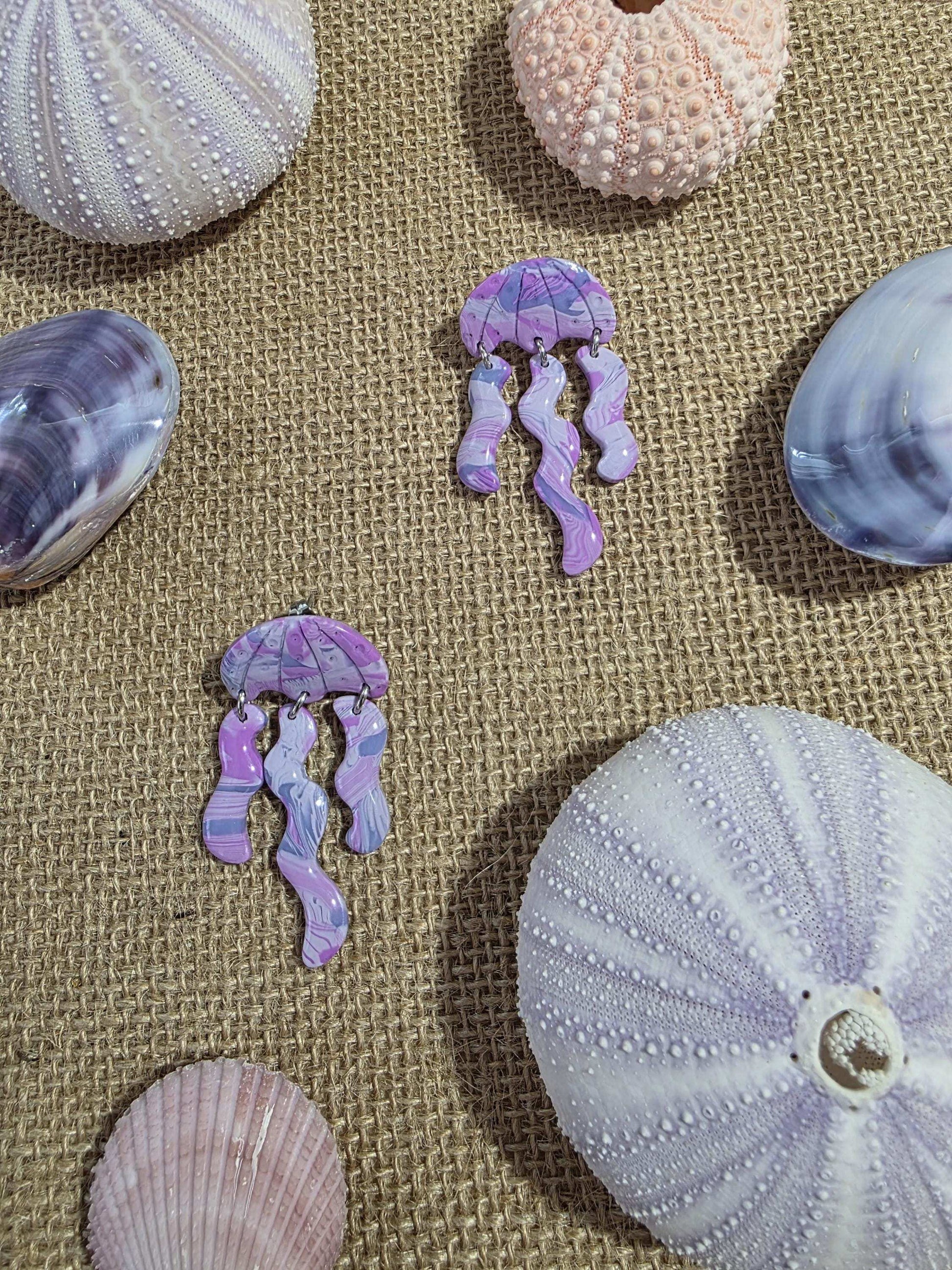 Boucles d'oreilles "Violette des Abysses"(méduse en argile polymère, camaïeu de violet) Collection "Sous l'Océan" été 2025