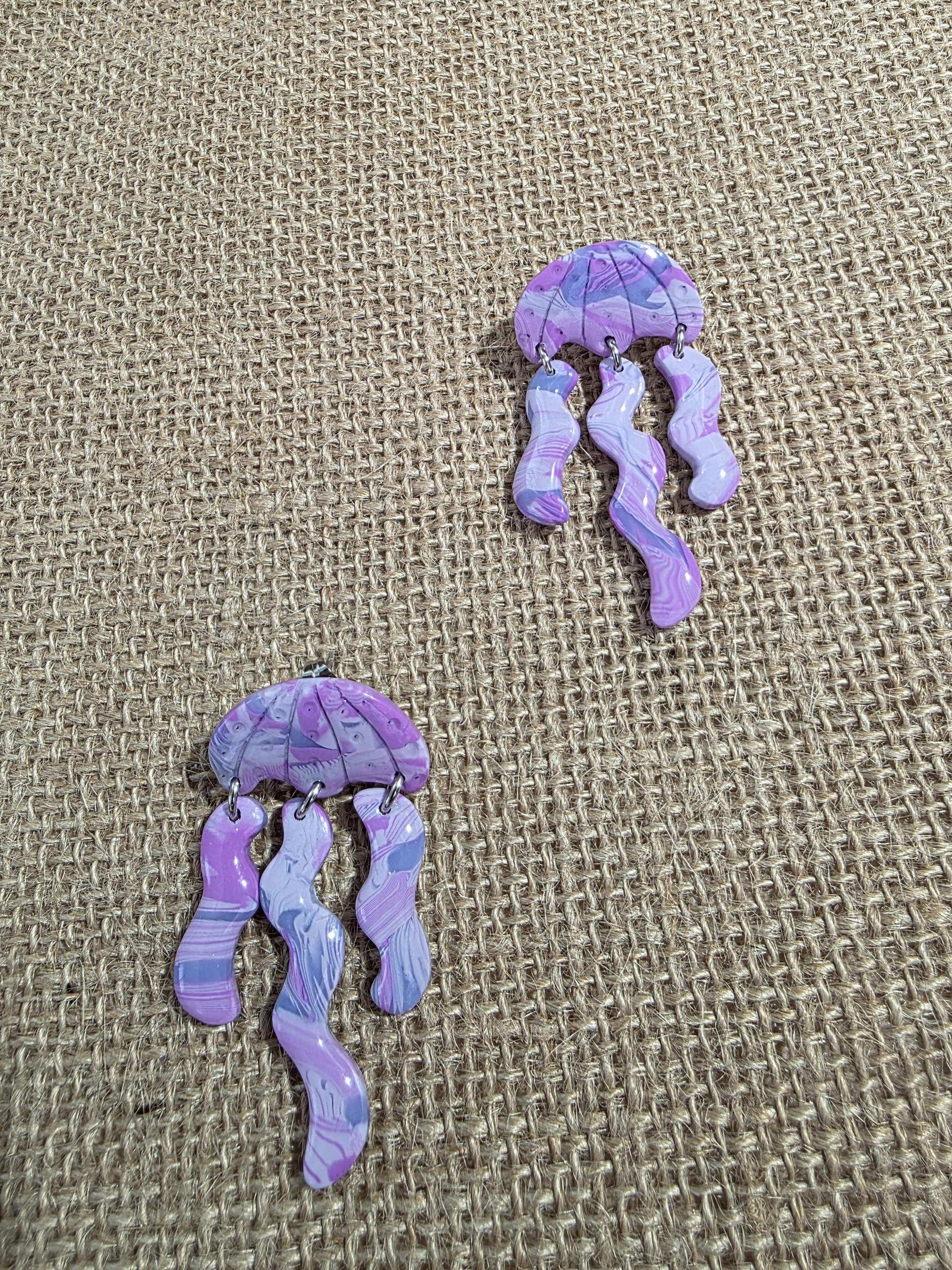 Boucles d'oreilles "Violette des Abysses"(méduse en argile polymère, camaïeu de violet) Collection "Sous l'Océan" été 2025