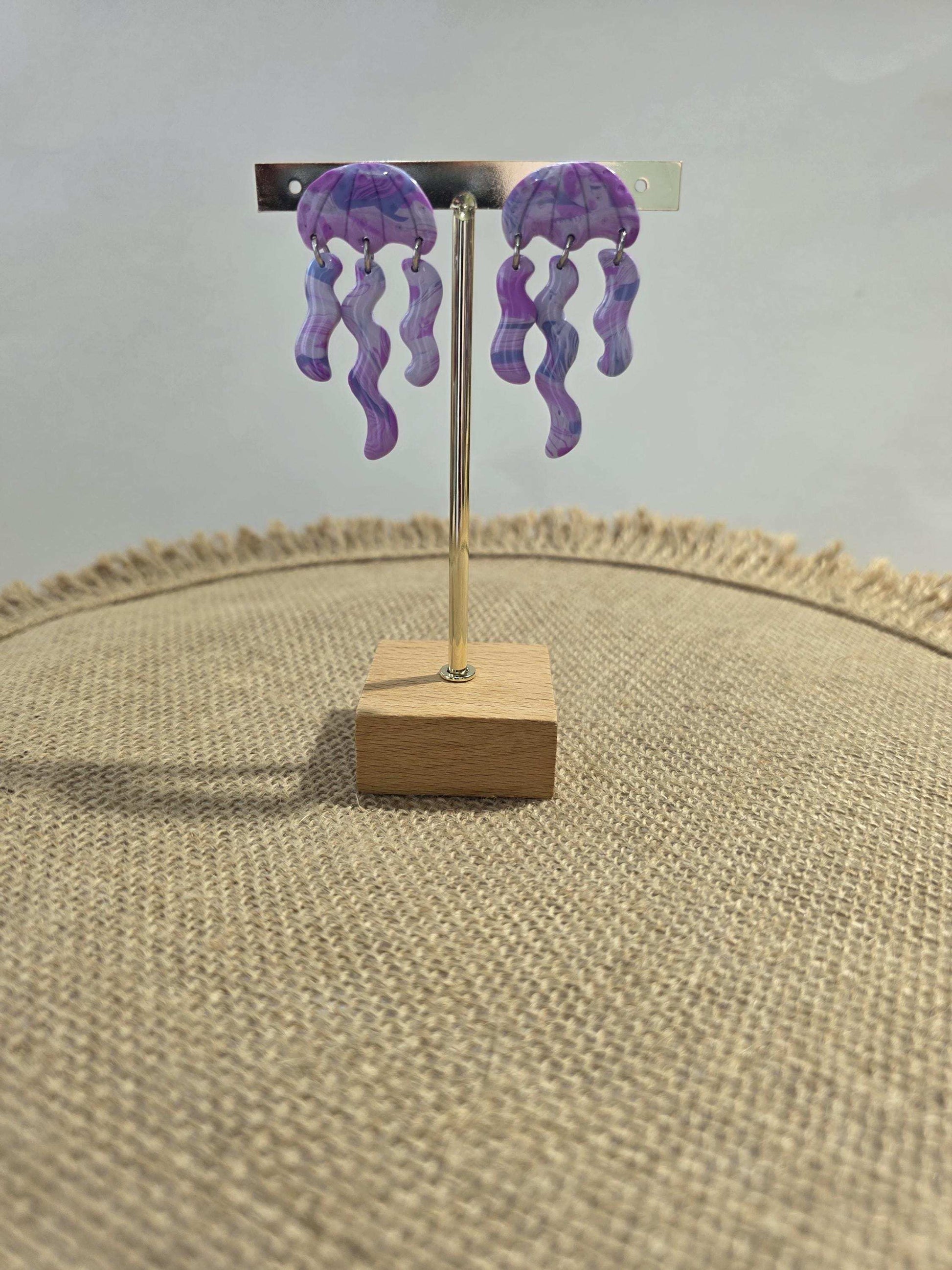 Boucles d'oreilles "Violette des Abysses"(méduse en argile polymère, camaïeu de violet) Collection "Sous l'Océan" été 2025