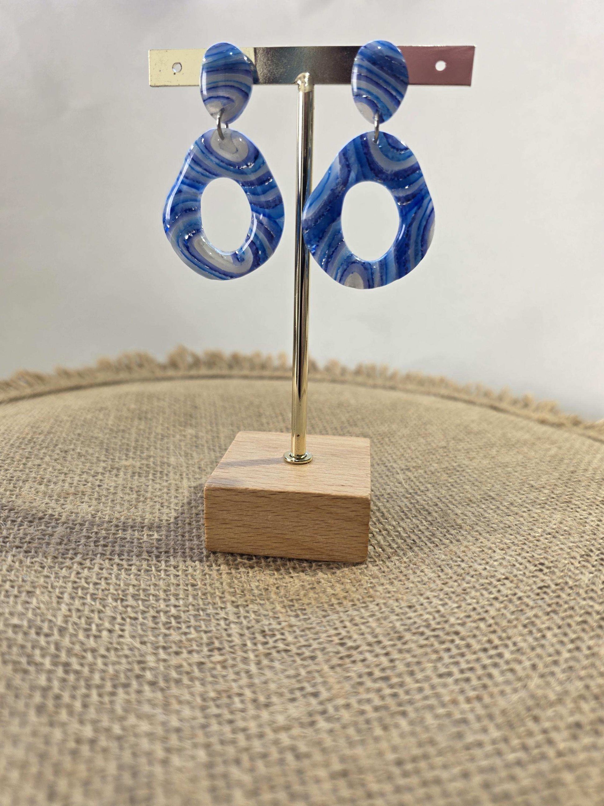 Portant boucles d'oreilles en argile polymère "Pierres d'Eau" modèle Ondine - collection été 2025