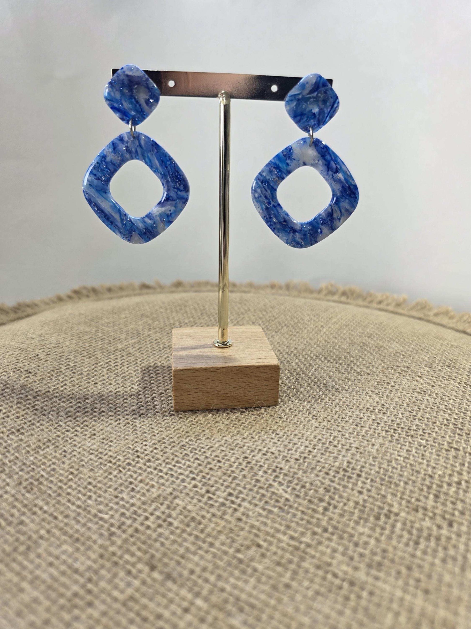 Portant boucles d'oreilles en argile polymère "Pierres d'Eau" modèle Sophia - collection été 2025