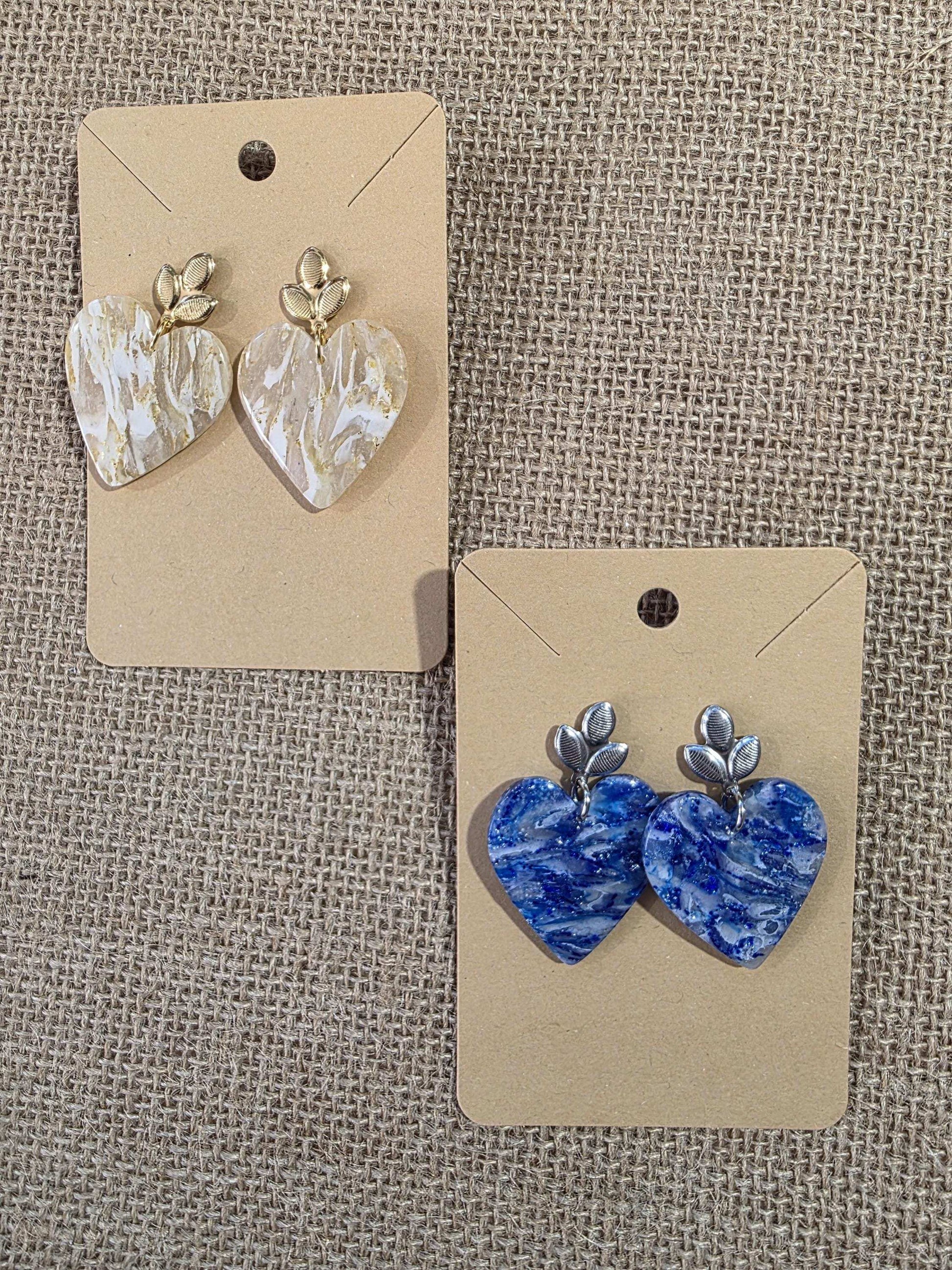 En vacances avec boucles d'oreilles en argile polymère "Pierres d'Eau" modèle Valentine, version 2 - collection été 2025