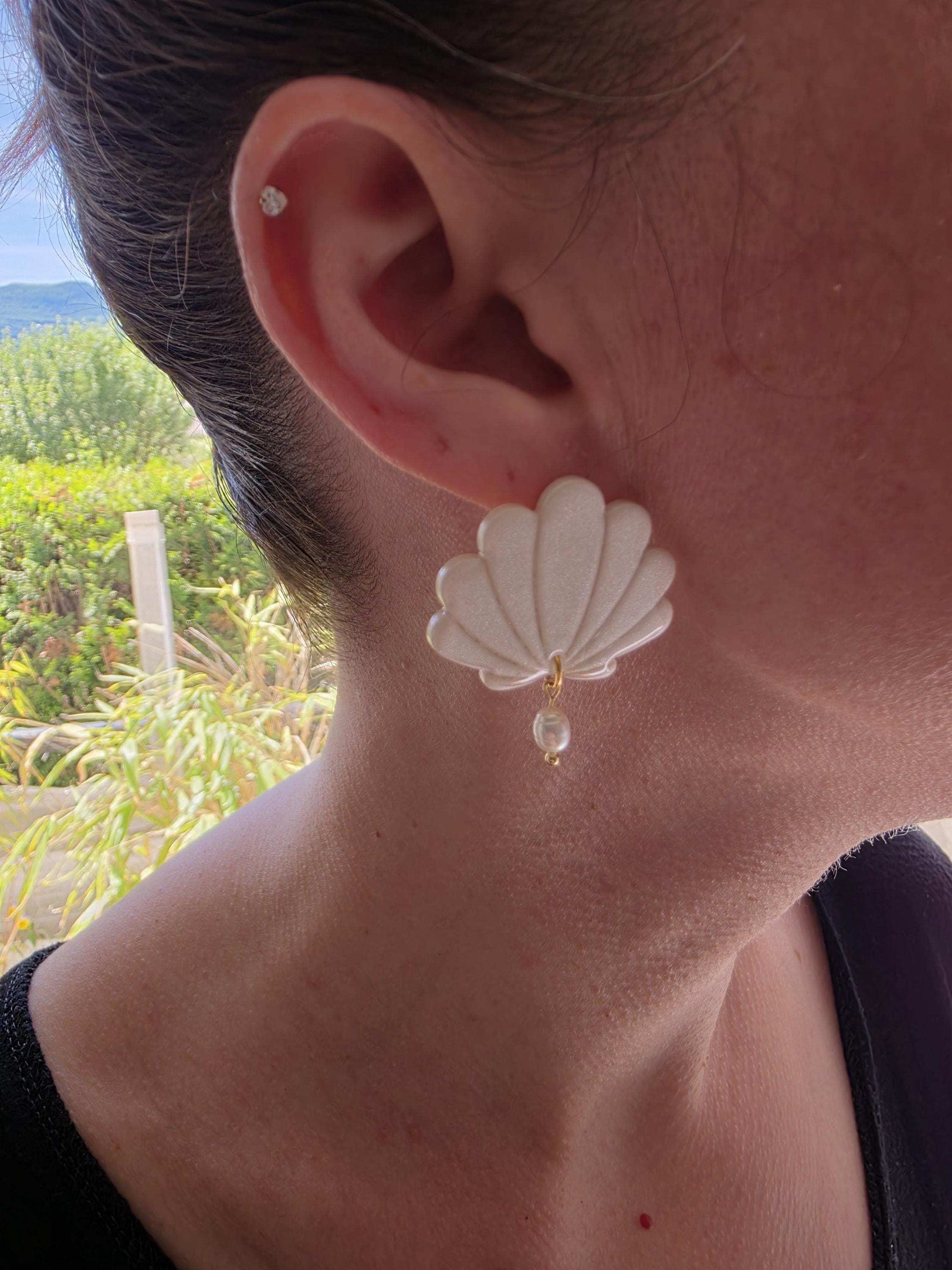 Boucle d'oreille "Ariel" (argile polymère blanc nacré et perle) Collection "Sous l'Océan" été 2025