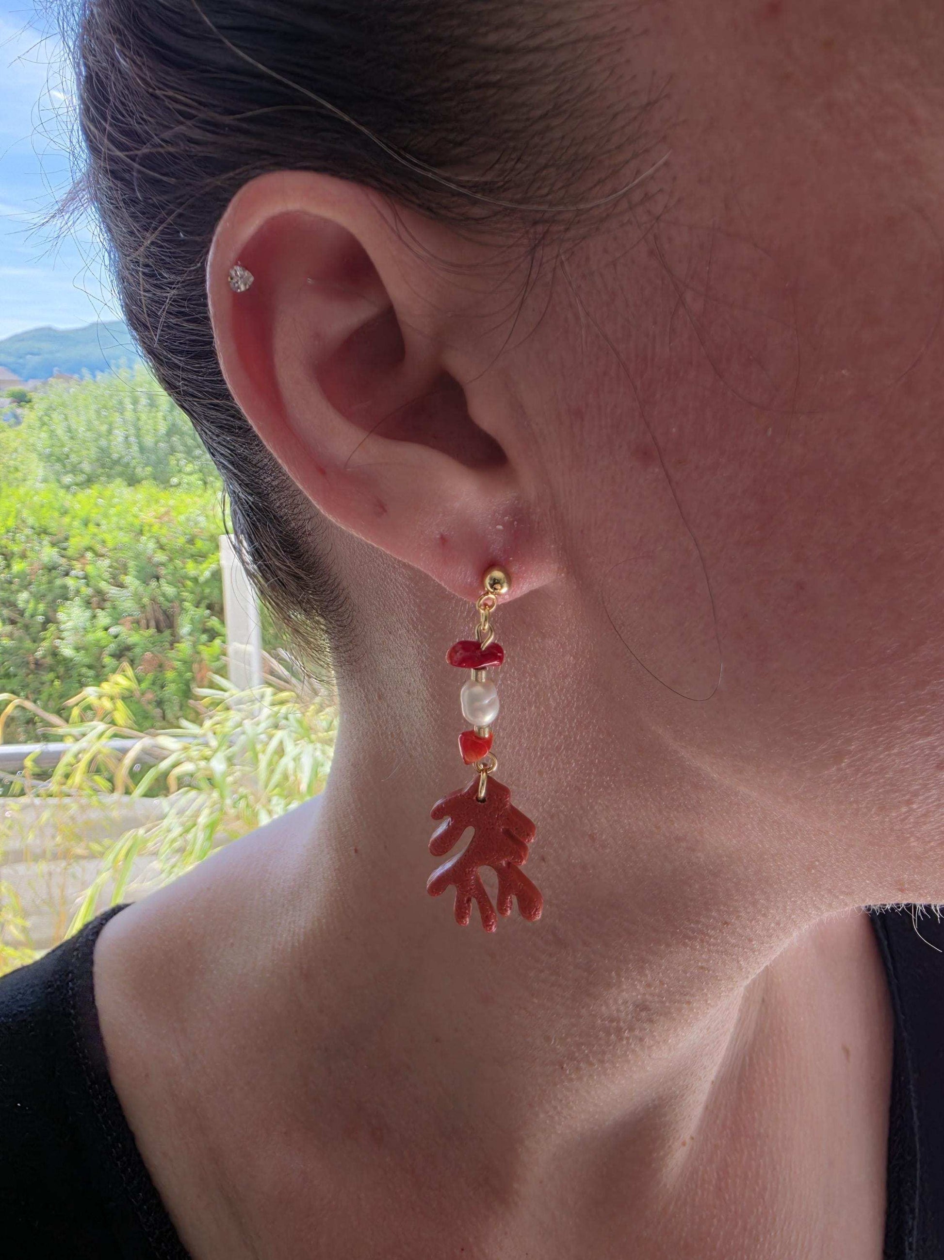 Boucles d'oreilles Corallina (forme corail rouge et perle blanche) Collection "Sous l'Océan" été 2025