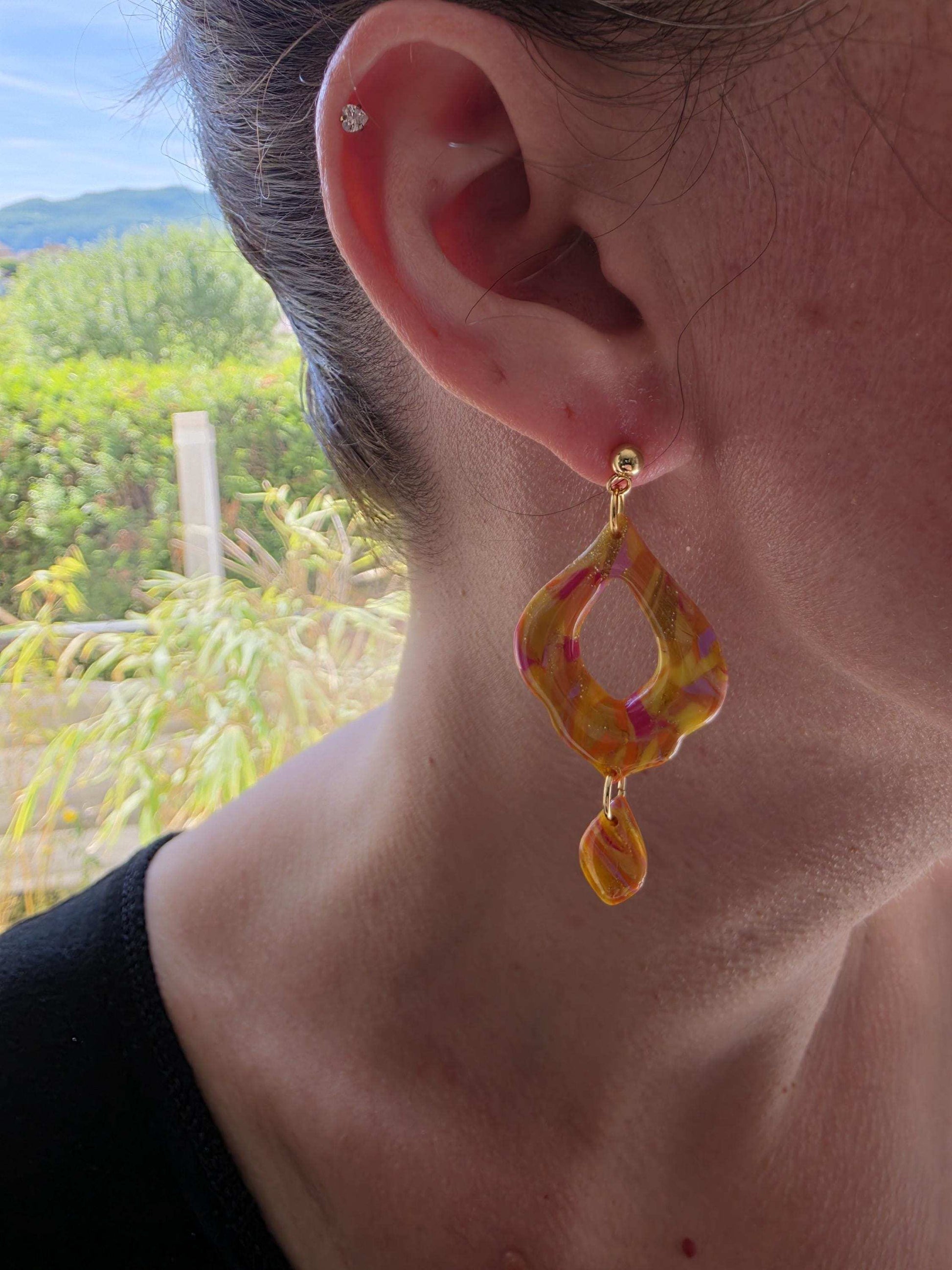 Boucles d'oreilles Jasmine, teinte "Sunset" en argile polymère, collection Sol, été 25