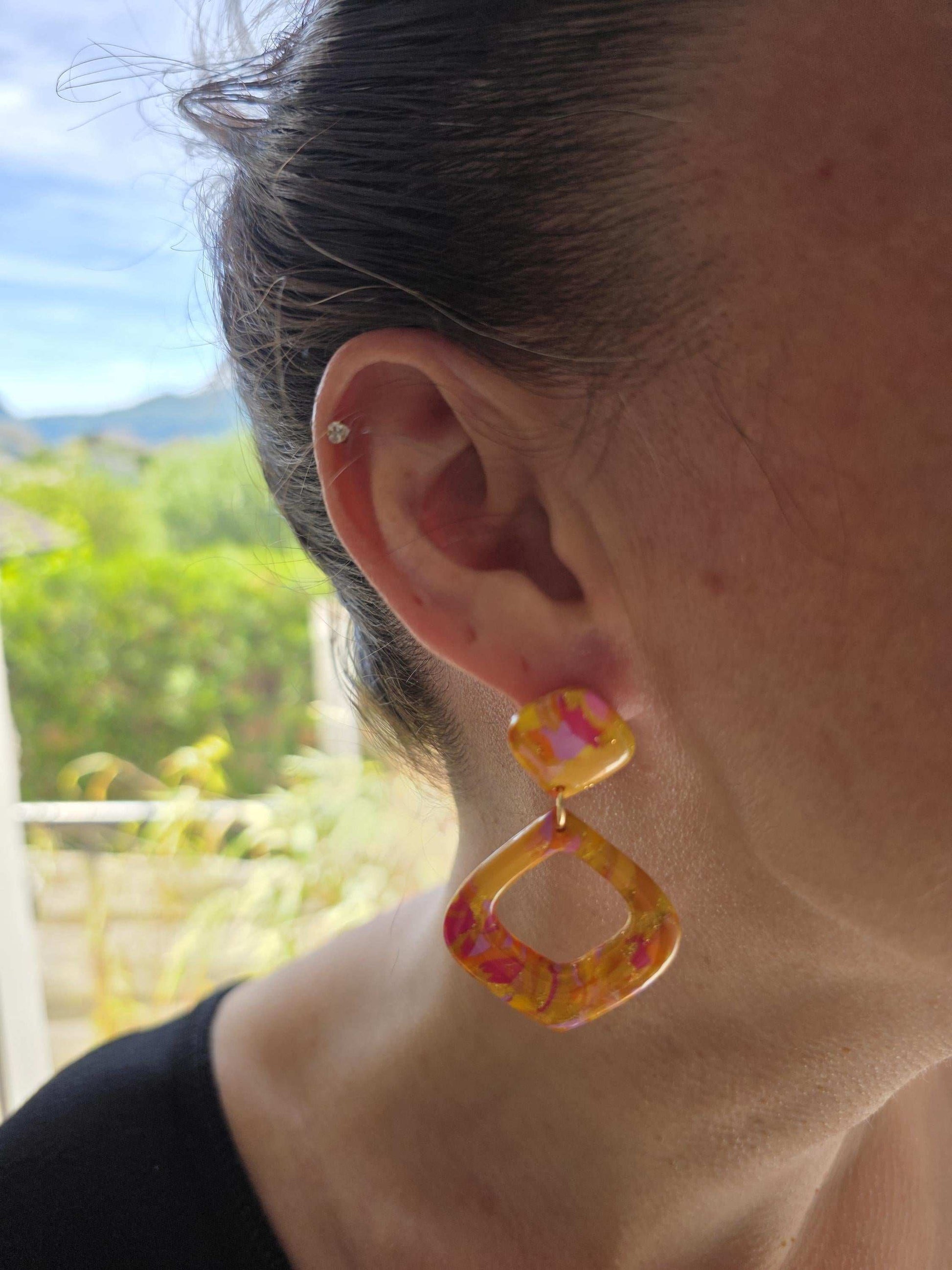 Boucles d'oreilles Janis, teinte "Sunset" en argile polymère, collection Sol, été 25