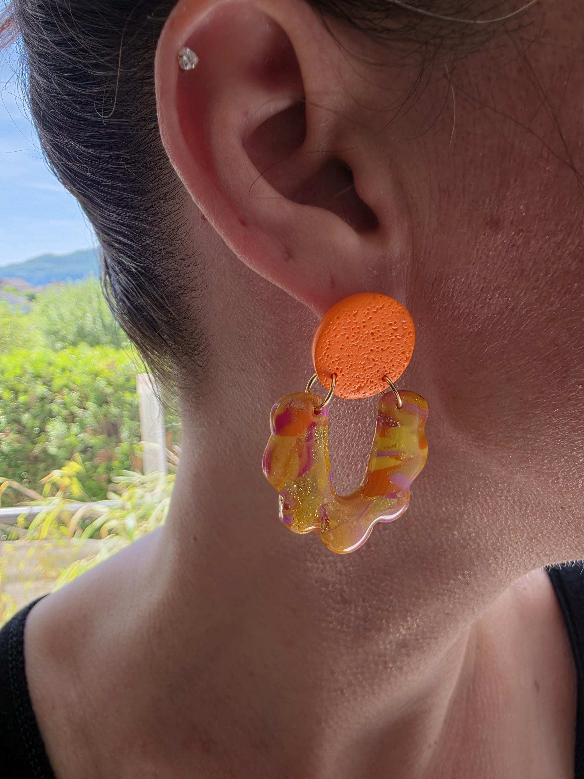 Boucles d'oreilles Glawdys, teinte "Sunset" en argile polymère, collection Sol, été 25