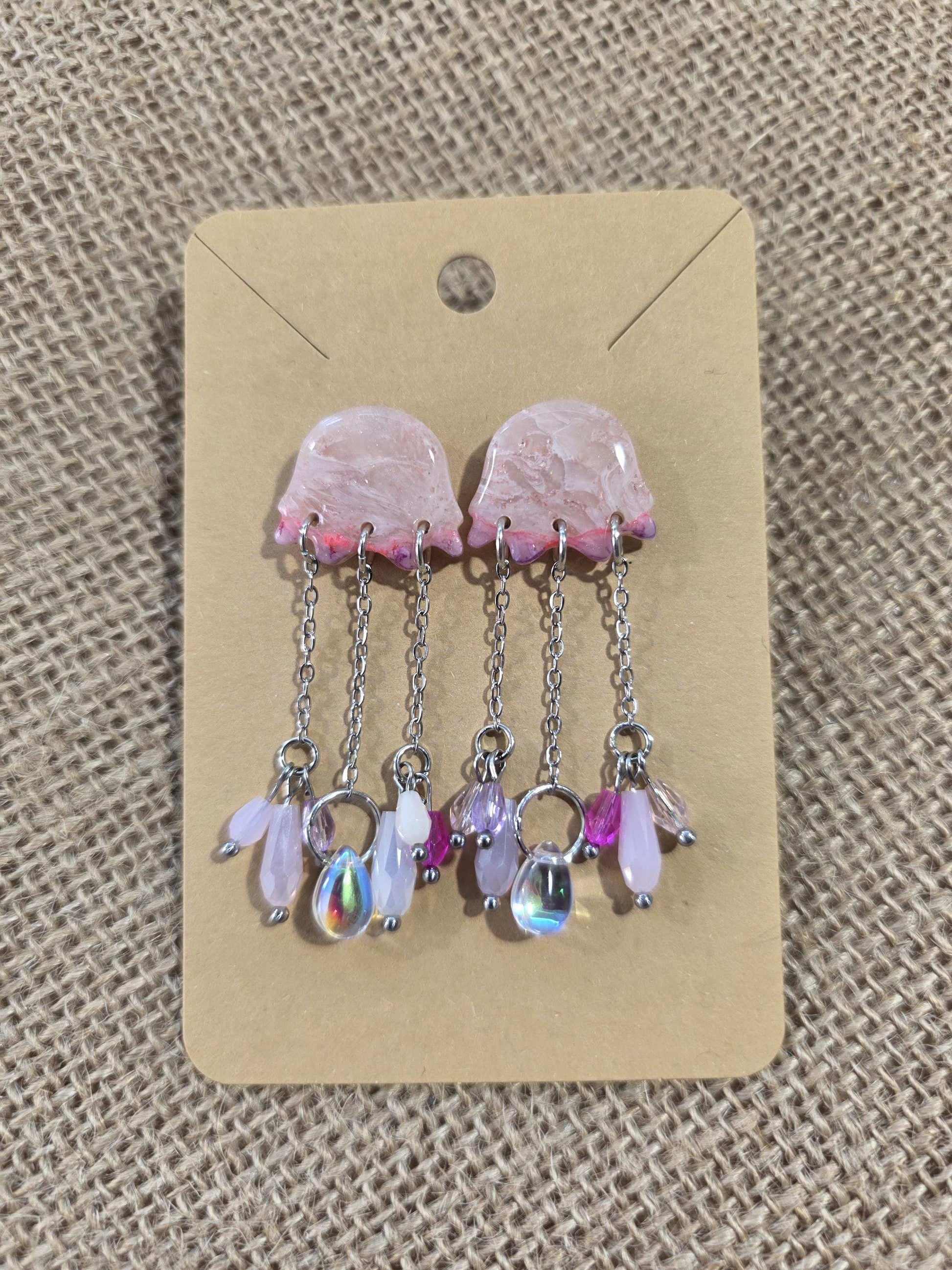 Boucle d'oreille Mélusine (méduse argile polymère transparente rose) Collection "Sous l'Océan" été 2025