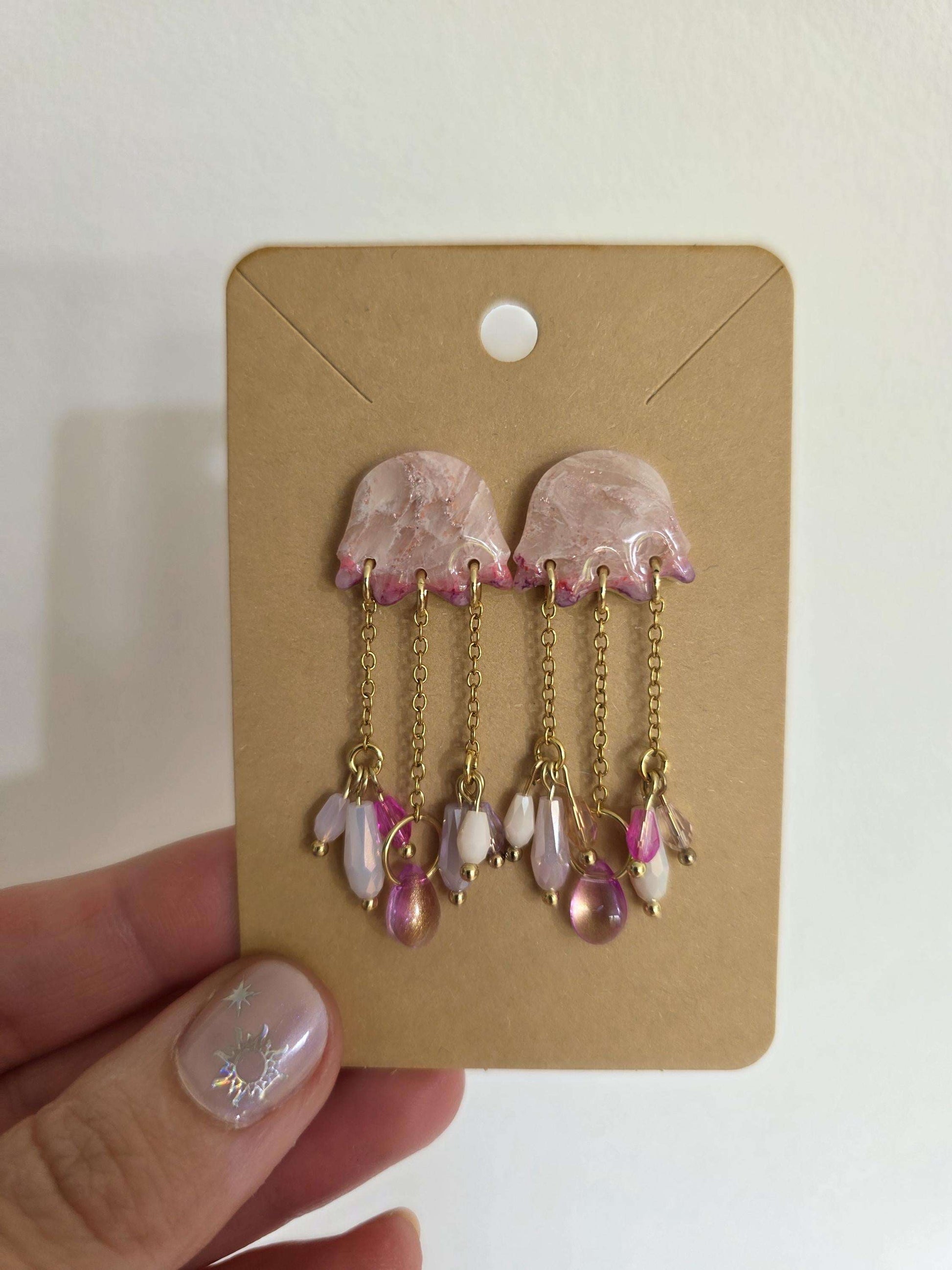 Boucle d'oreille Mélusine (méduse argile polymère transparente rose) Collection "Sous l'Océan" été 2025