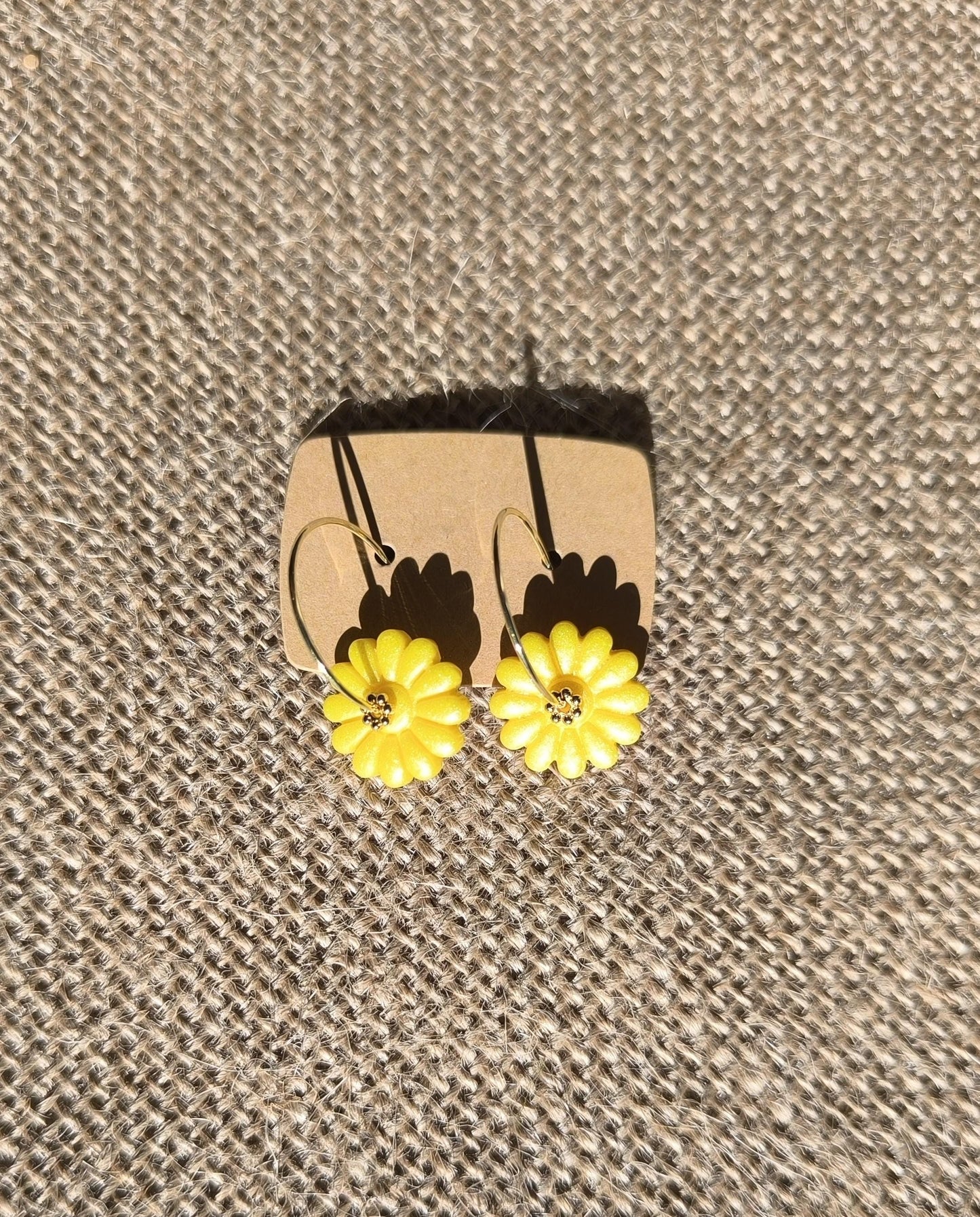 Boucles d'oreilles en argile polymère collection "Dans mon Jardin", modèle "Créoles fleuries".