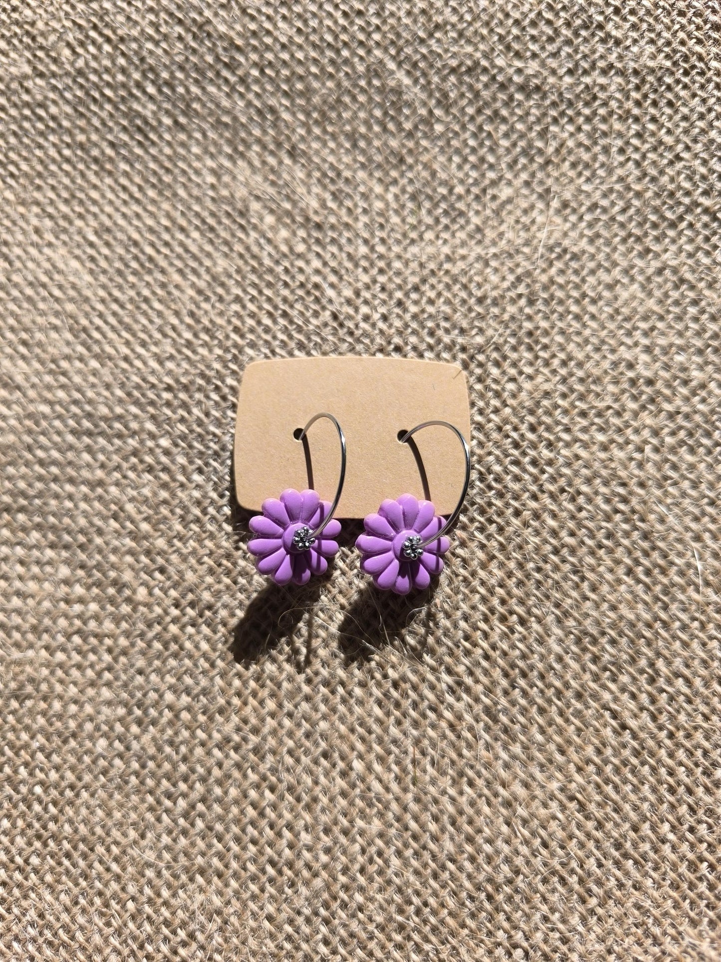Boucles d'oreilles en argile polymère collection "Dans mon Jardin", modèle "Créoles fleuries".