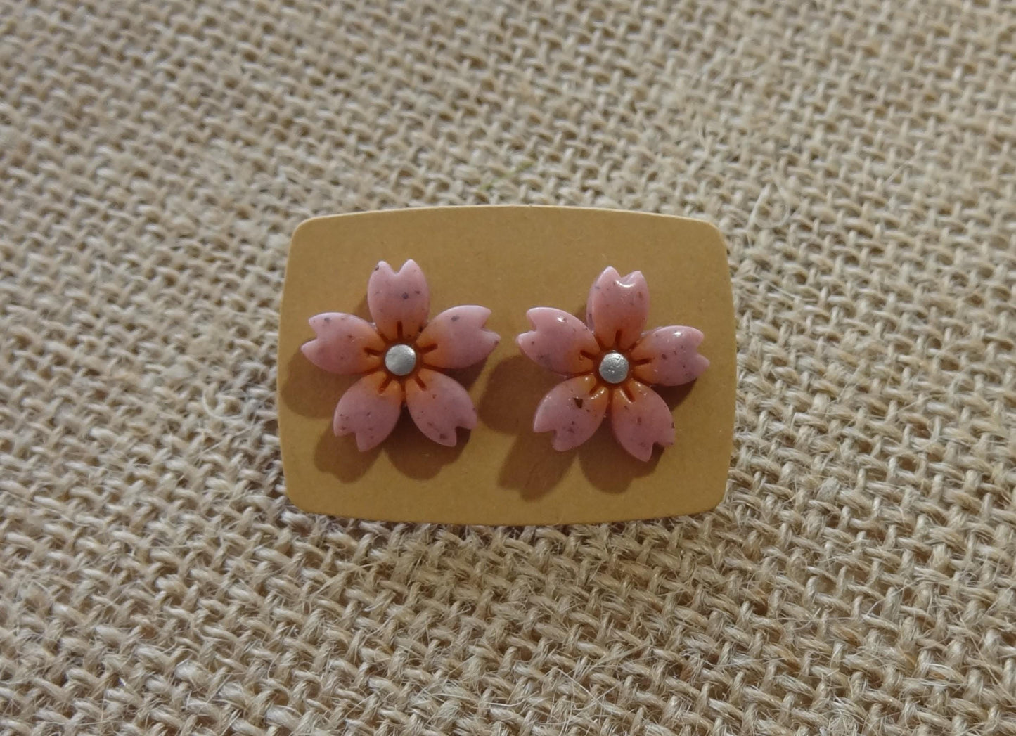 Boucles d'oreilles en argile polymère collection "Dans mon Jardin", modèle "Fleur de cerisier".