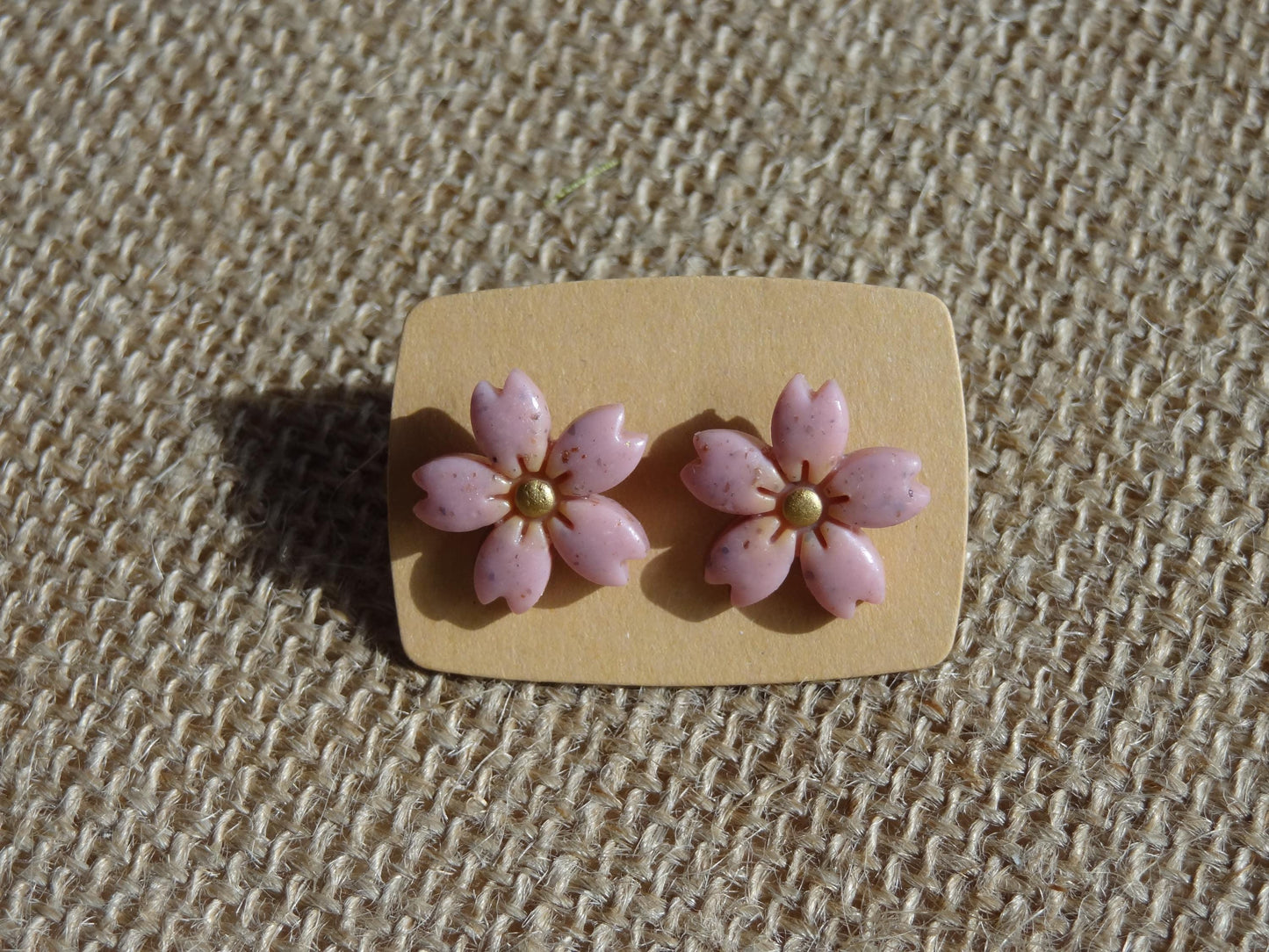 Boucles d'oreilles en argile polymère collection "Dans mon Jardin", modèle "Fleur de cerisier".