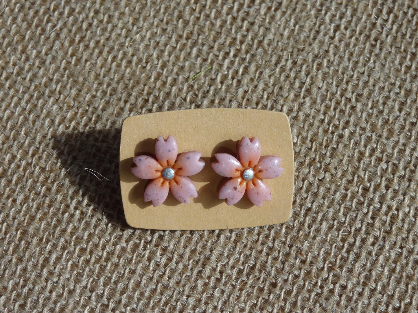 Boucles d'oreilles en argile polymère collection "Dans mon Jardin", modèle "Fleur de cerisier".